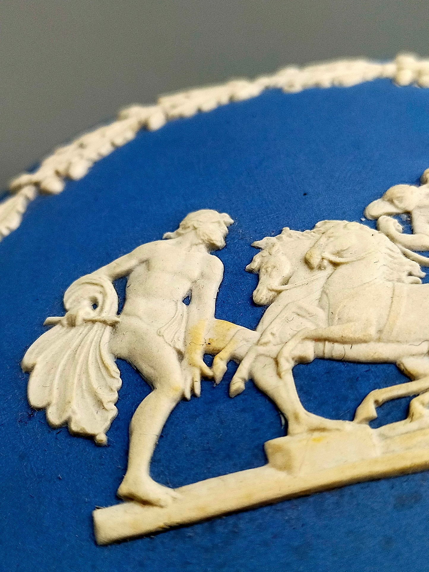 Klassische Wedgwood Jasperware Dose – Blaues Porzellan mit Relief