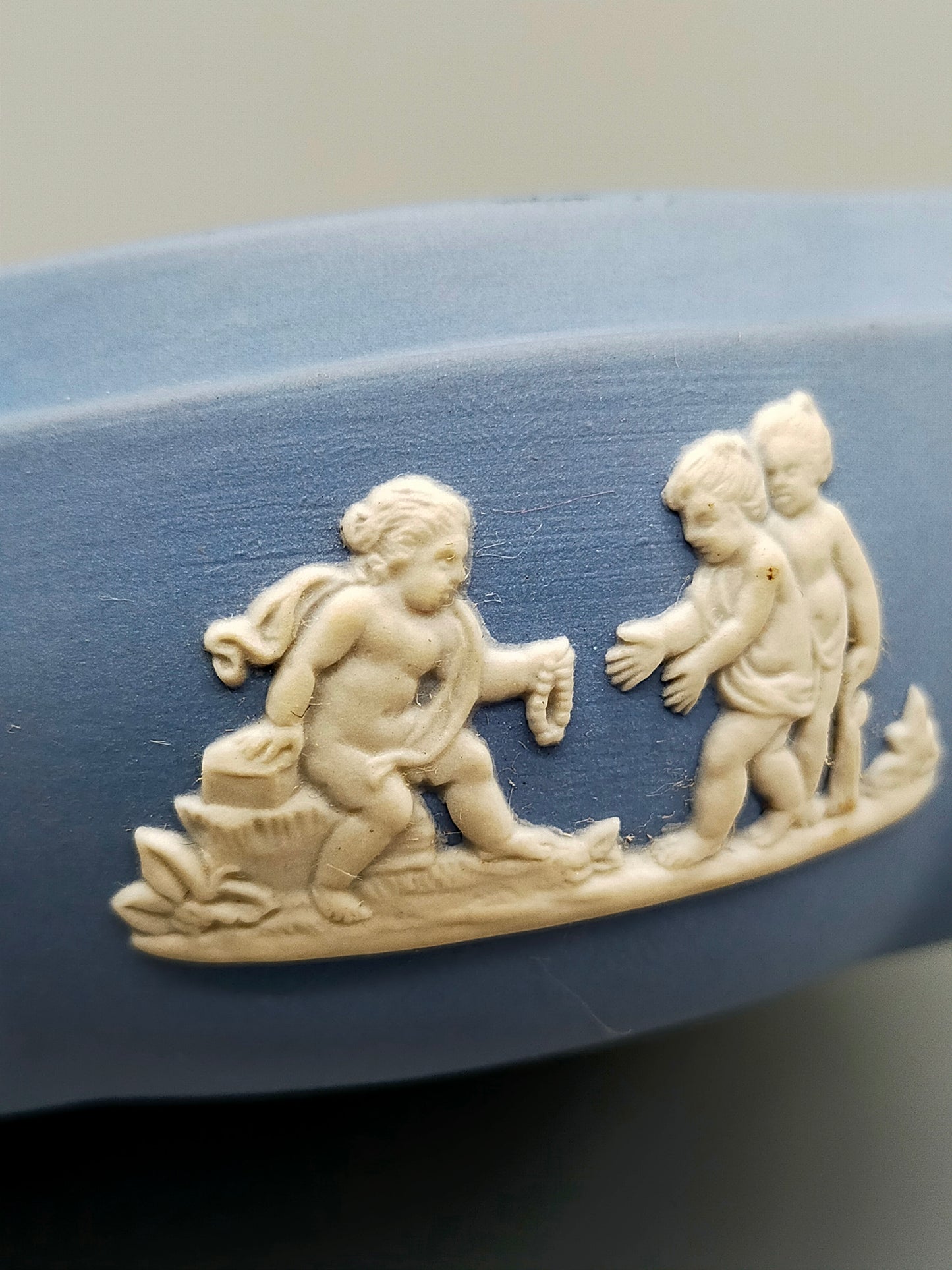 Klassische Wedgwood Jasperware Dose – Blaues Porzellan mit Relief