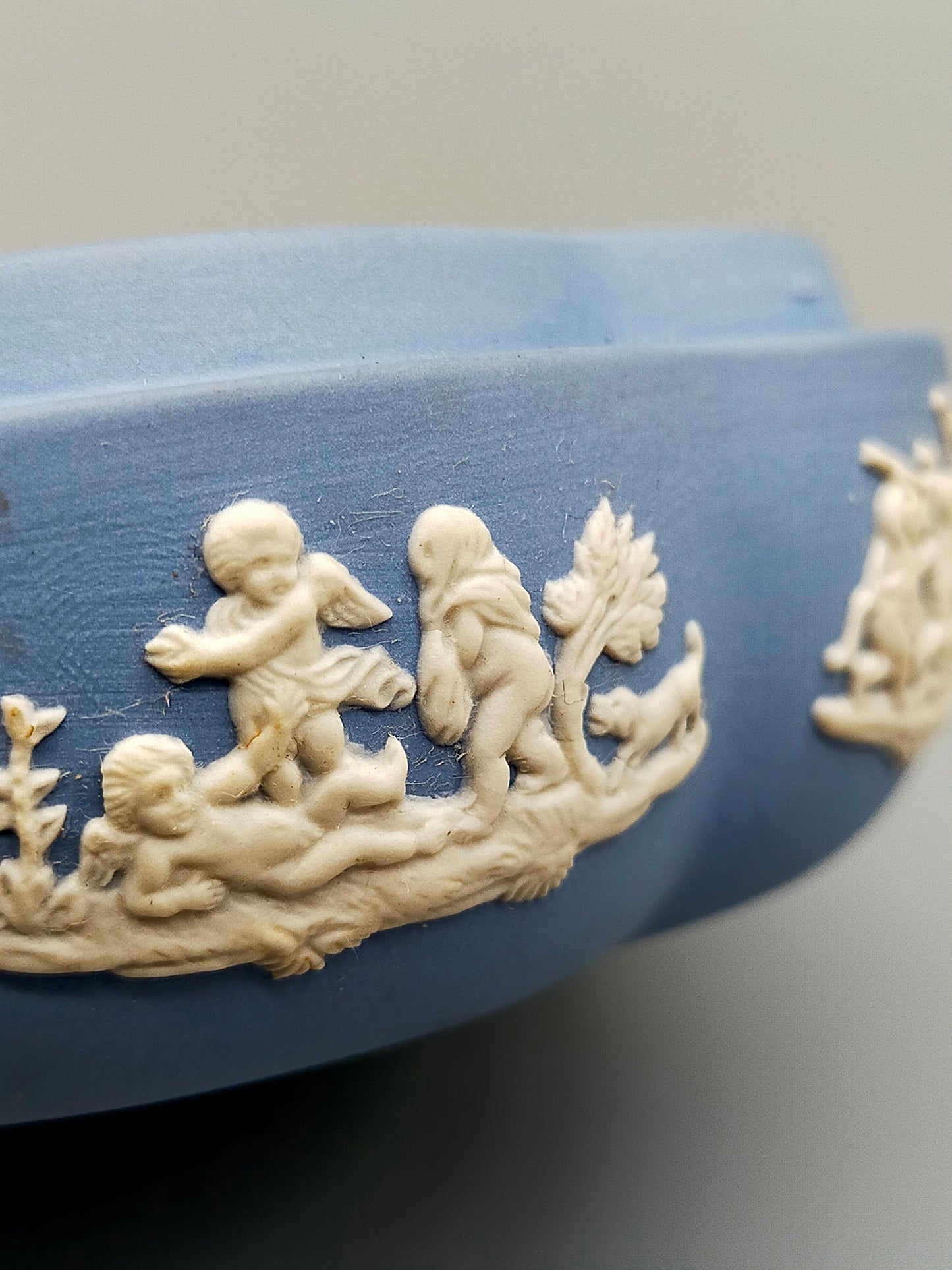 Klassische Wedgwood Jasperware Dose – Blaues Porzellan mit Relief