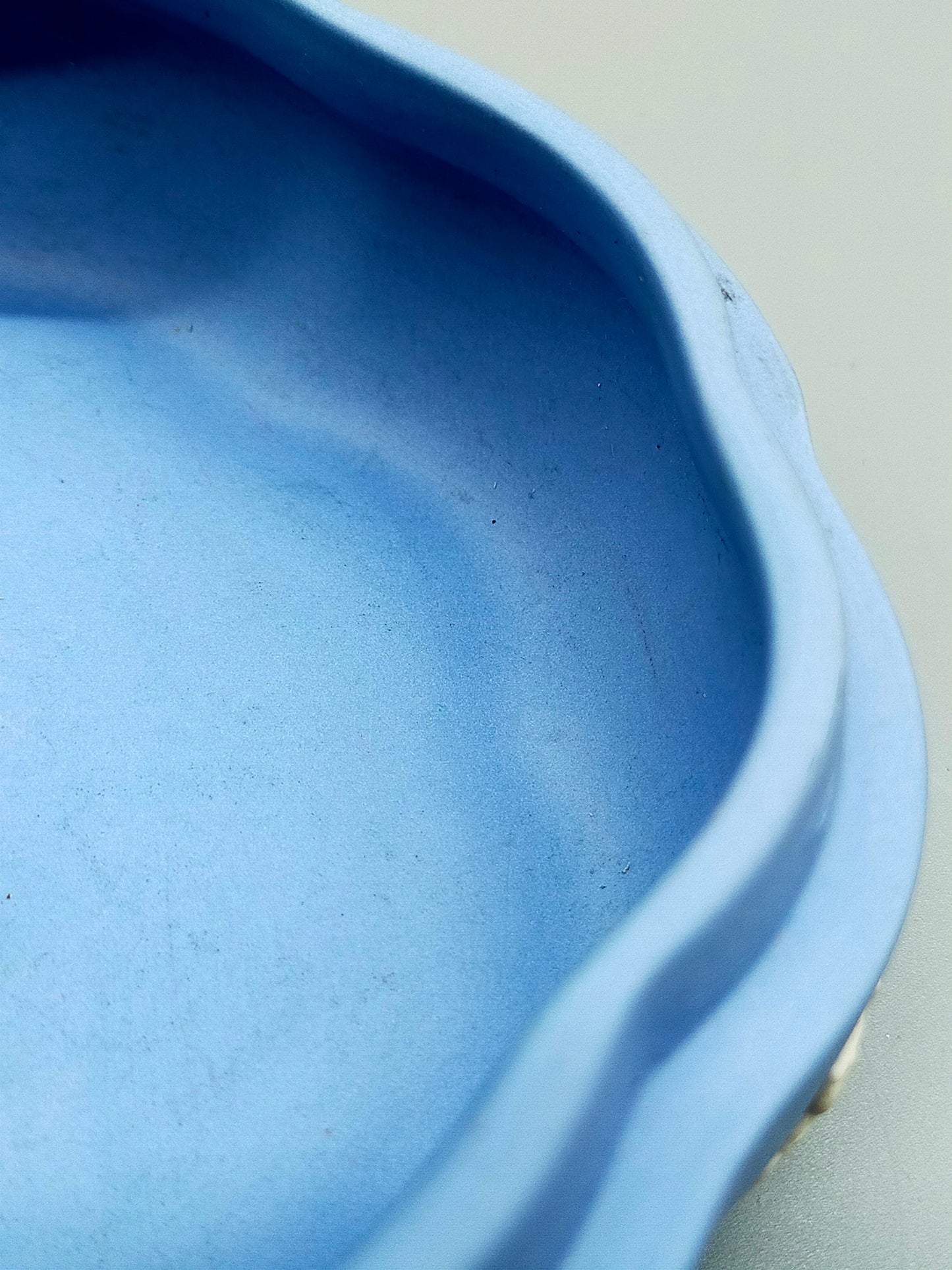 Klassische Wedgwood Jasperware Dose – Blaues Porzellan mit Relief