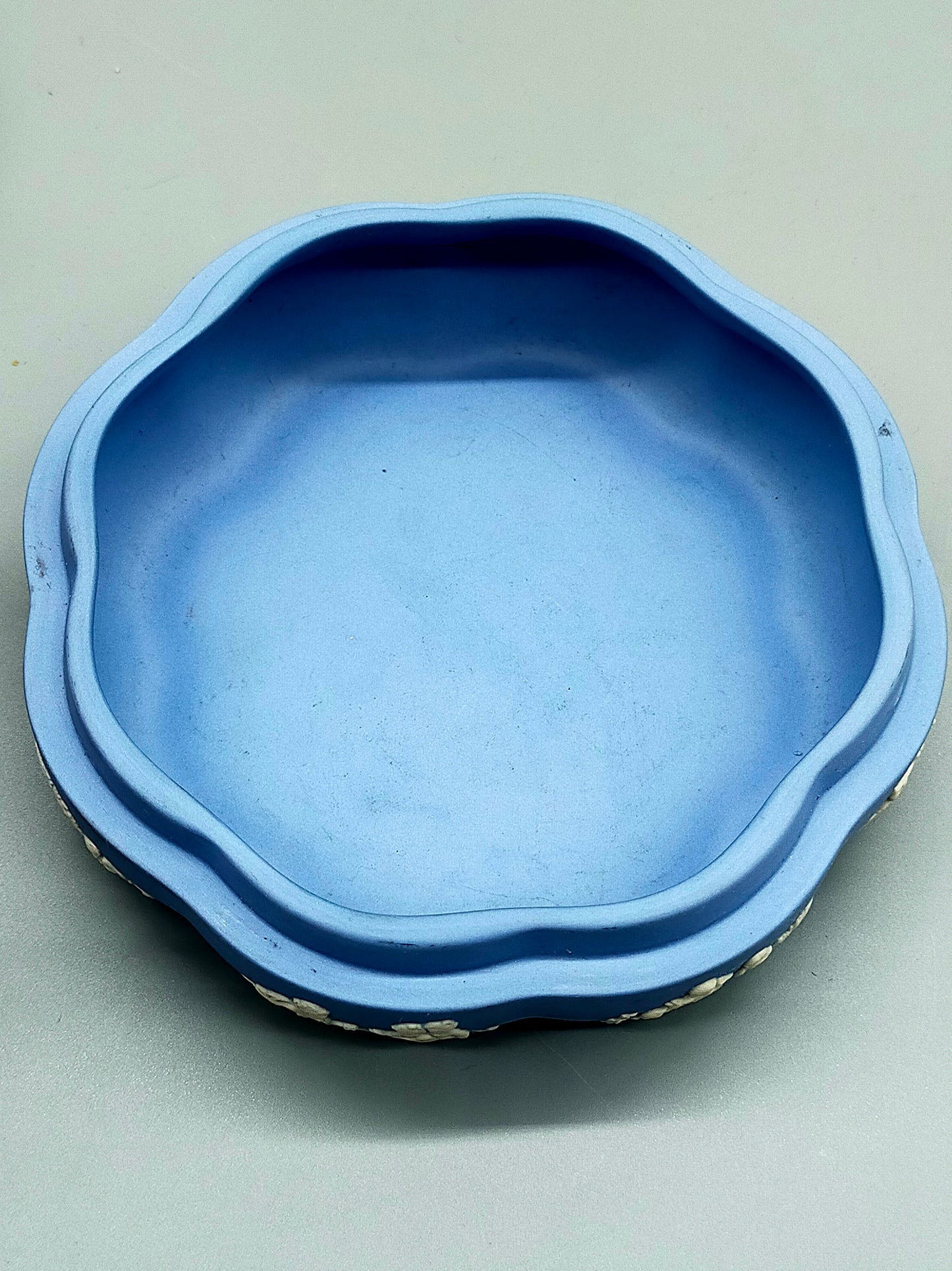 Klassische Wedgwood Jasperware Dose – Blaues Porzellan mit Relief
