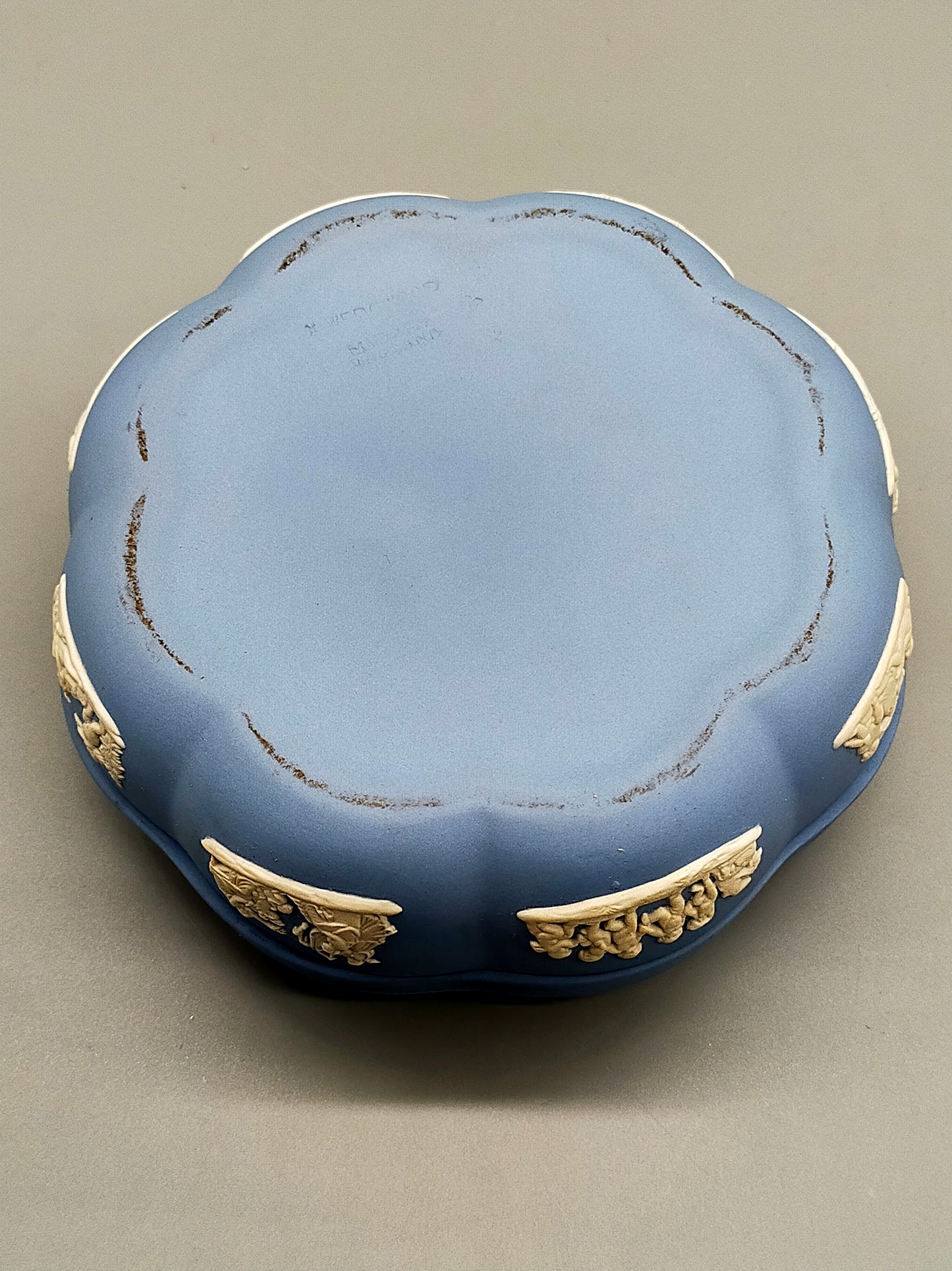 Klassische Wedgwood Jasperware Dose – Blaues Porzellan mit Relief