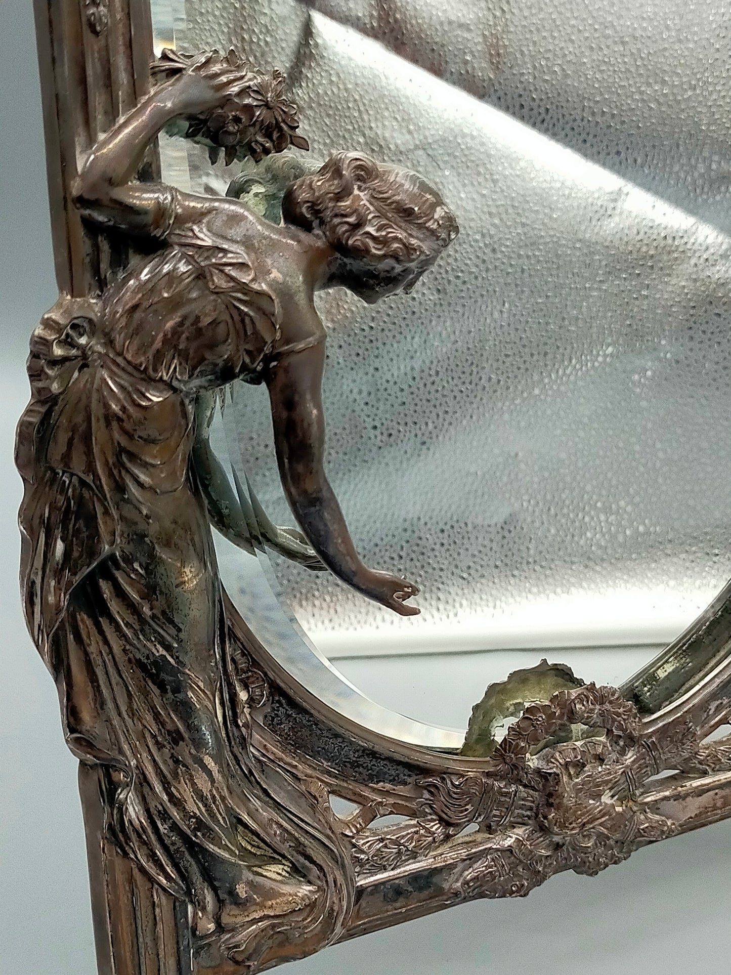 Jugendstil Tisch Spiegel Antiker Zinnrahmen mit Frau und Blumengirlande