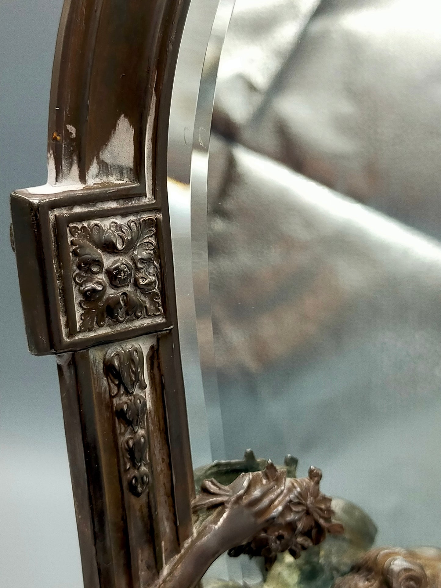 Jugendstil Tisch Spiegel Antiker Zinnrahmen mit Frau und Blumengirlande