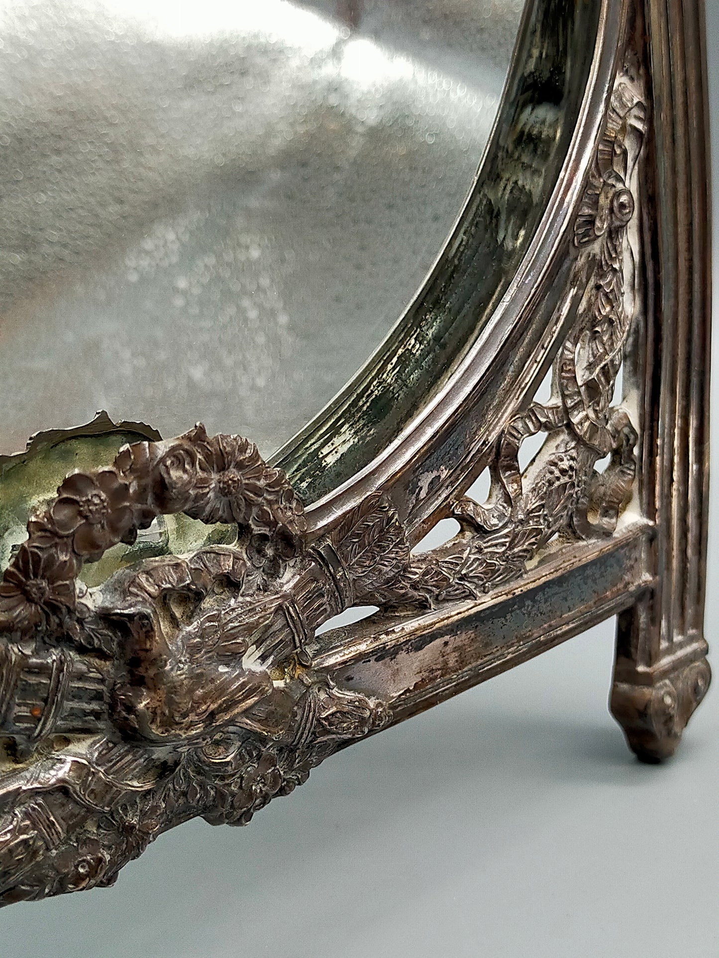 Jugendstil Tisch Spiegel Antiker Zinnrahmen mit Frau und Blumengirlande