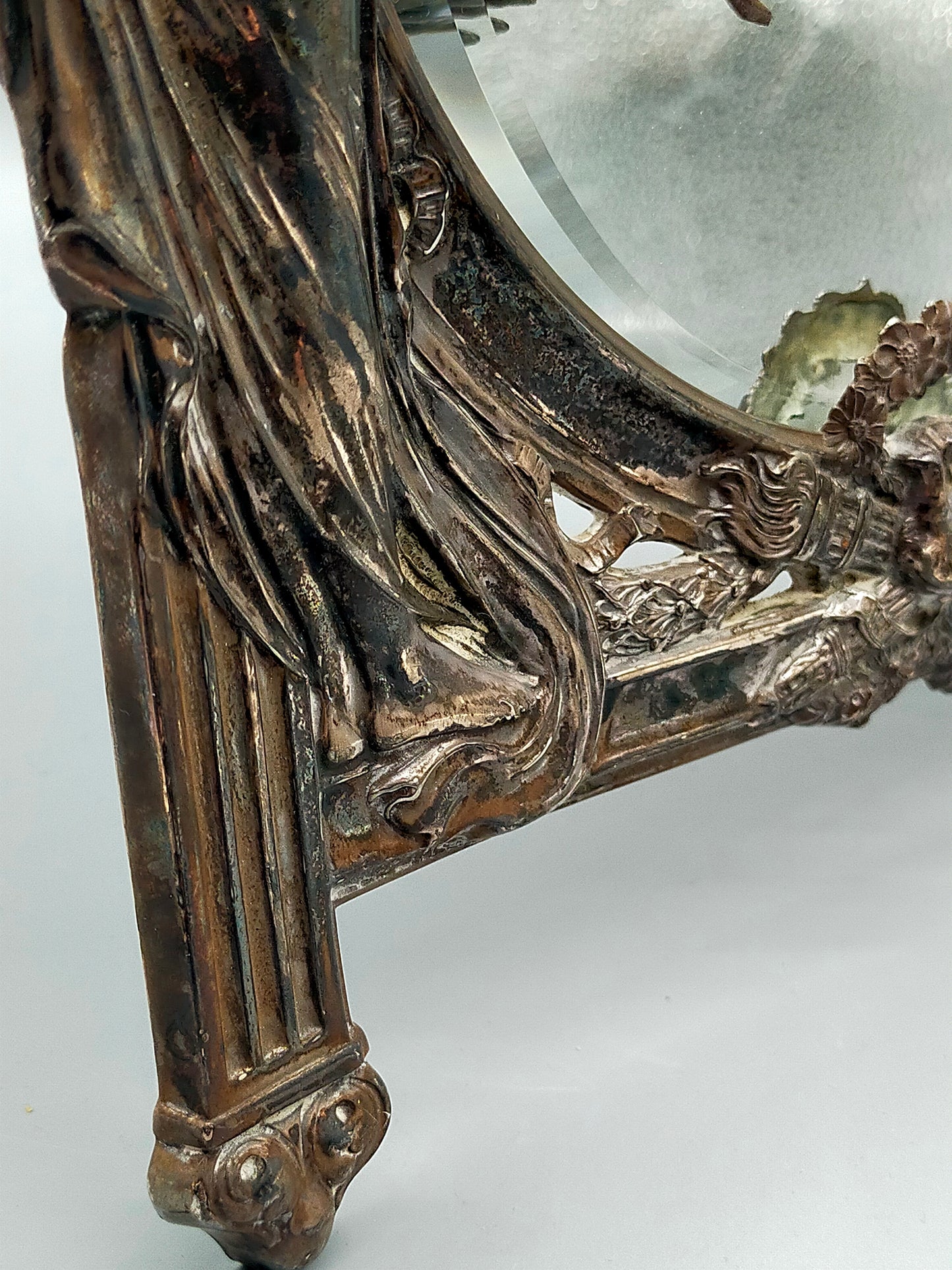 Jugendstil Tisch Spiegel Antiker Zinnrahmen mit Frau und Blumengirlande