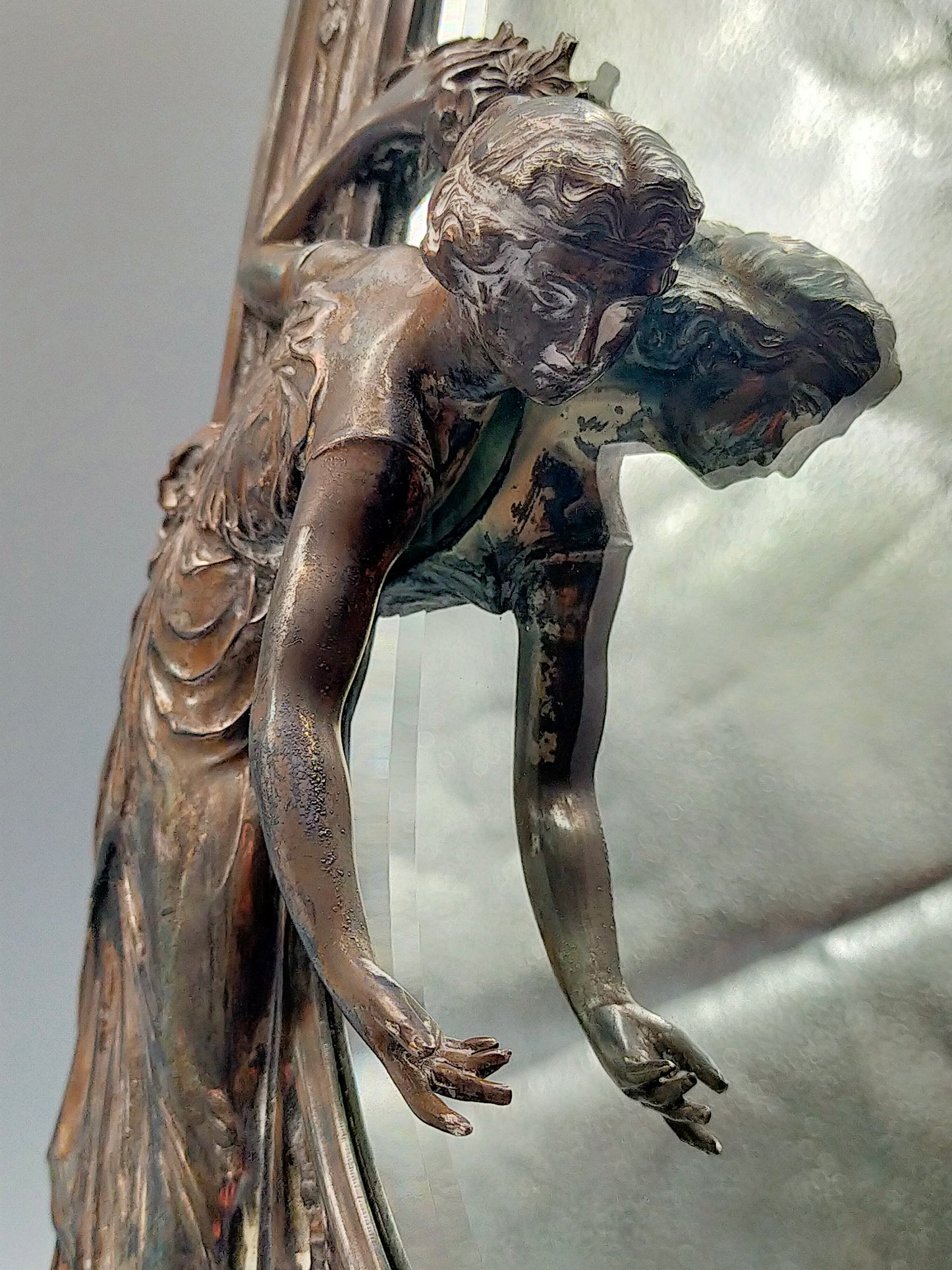 Jugendstil Tisch Spiegel Antiker Zinnrahmen mit Frau und Blumengirlande