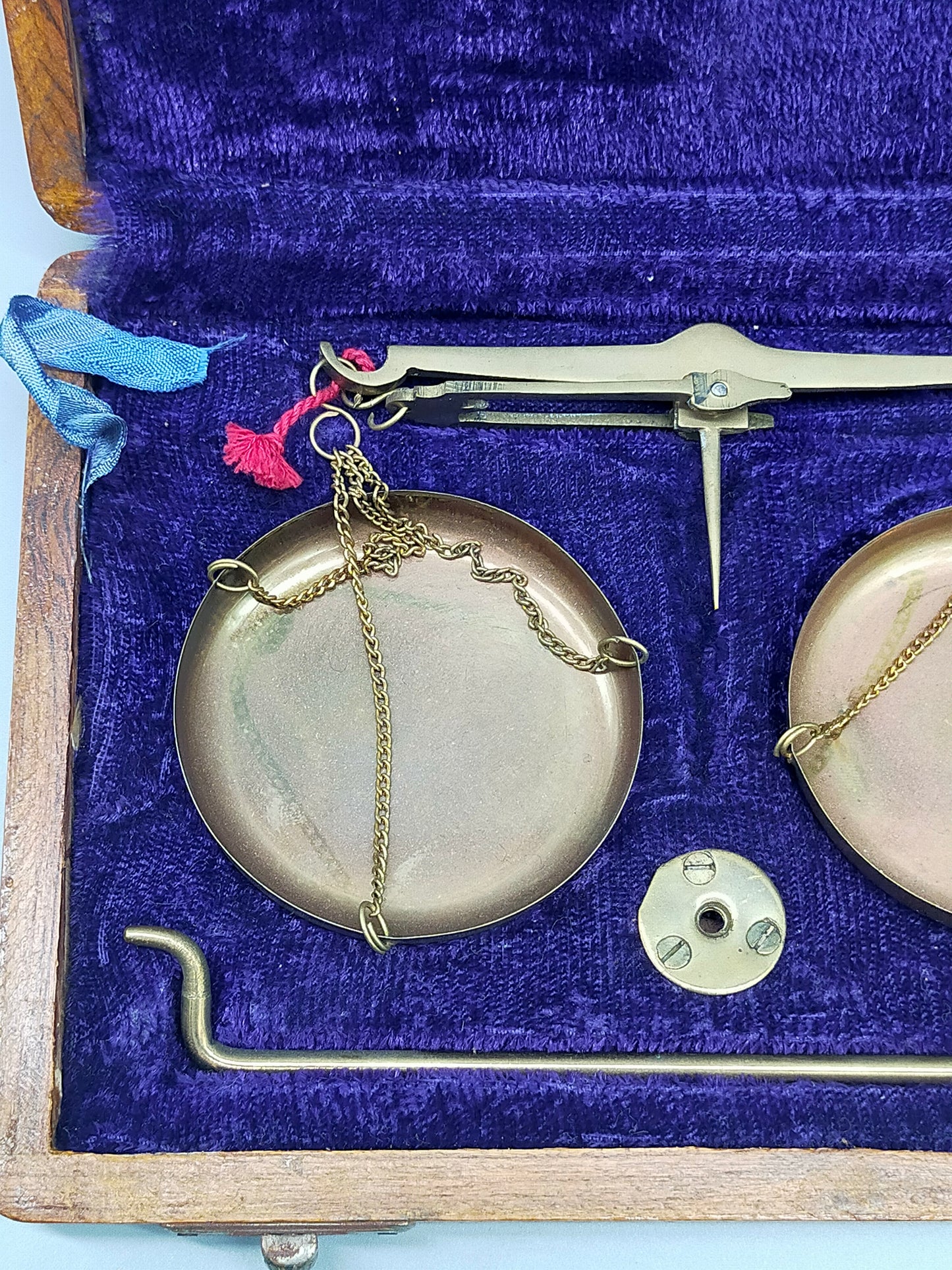 Antike Feinwaage aus Messing im Holzkasten – Präzise Apotheker Waage