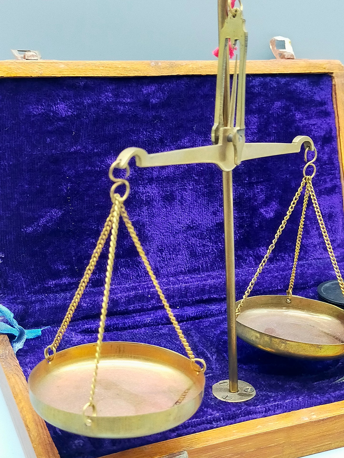 Antike Feinwaage aus Messing im Holzkasten – Präzise Apotheker Waage