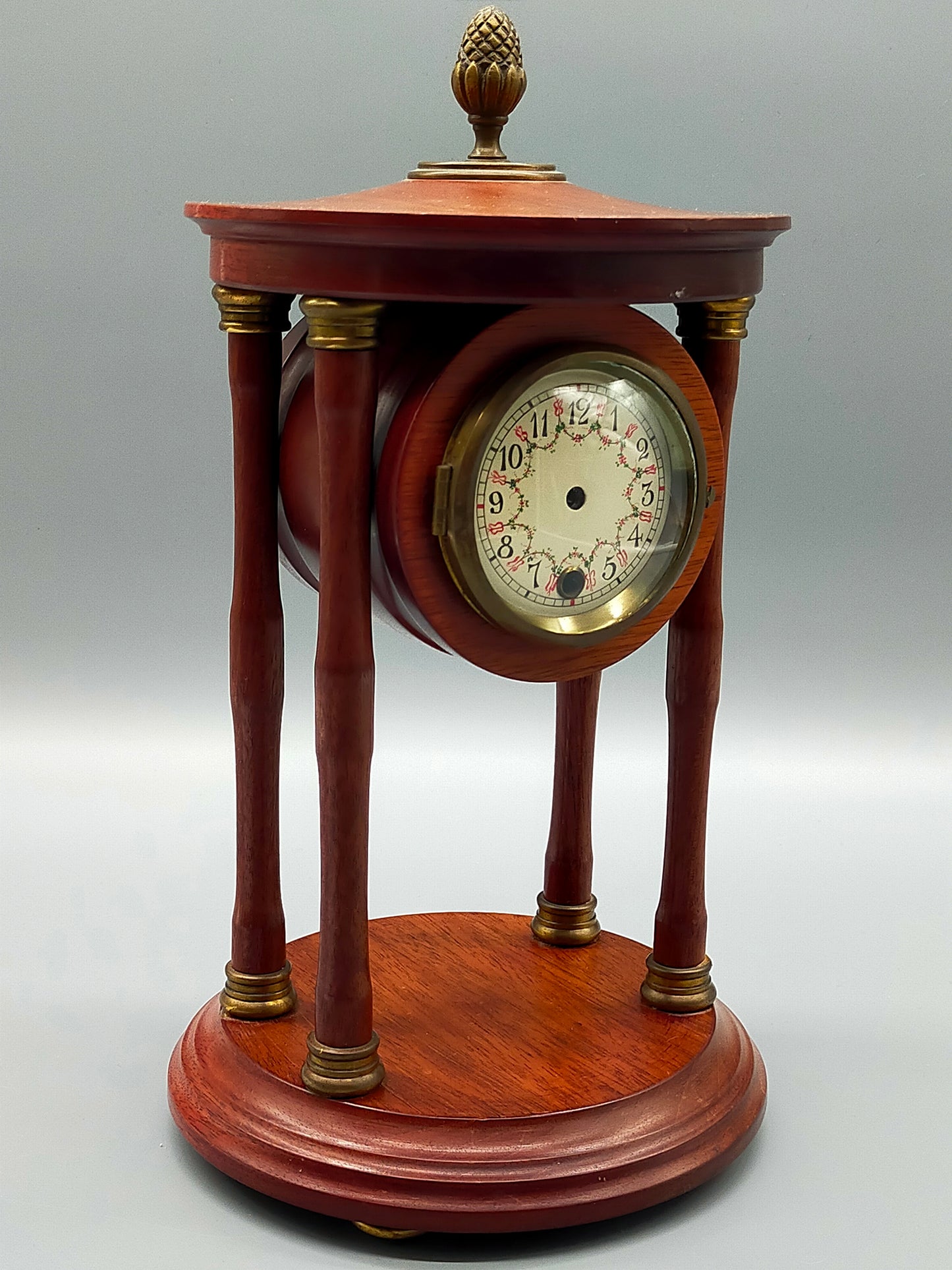 Klassische Antik-Stil Tisch Uhr – Elegantes Holzgehäuse mit Säulen