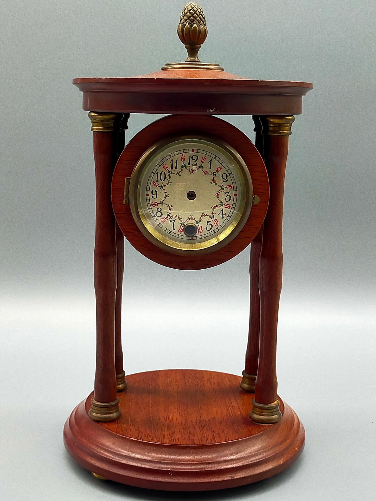 Klassische Antik-Stil Tisch Uhr – Elegantes Holzgehäuse mit Säulen