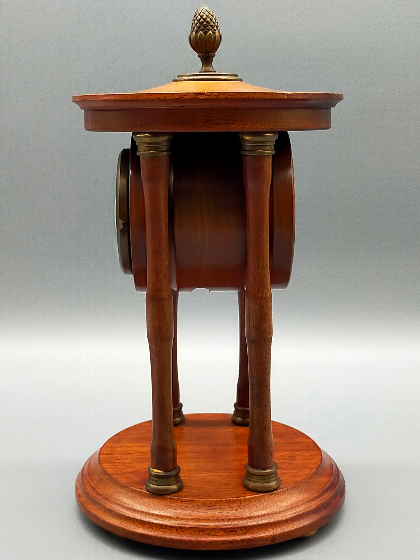 Klassische Antik-Stil Tisch Uhr – Elegantes Holzgehäuse mit Säulen