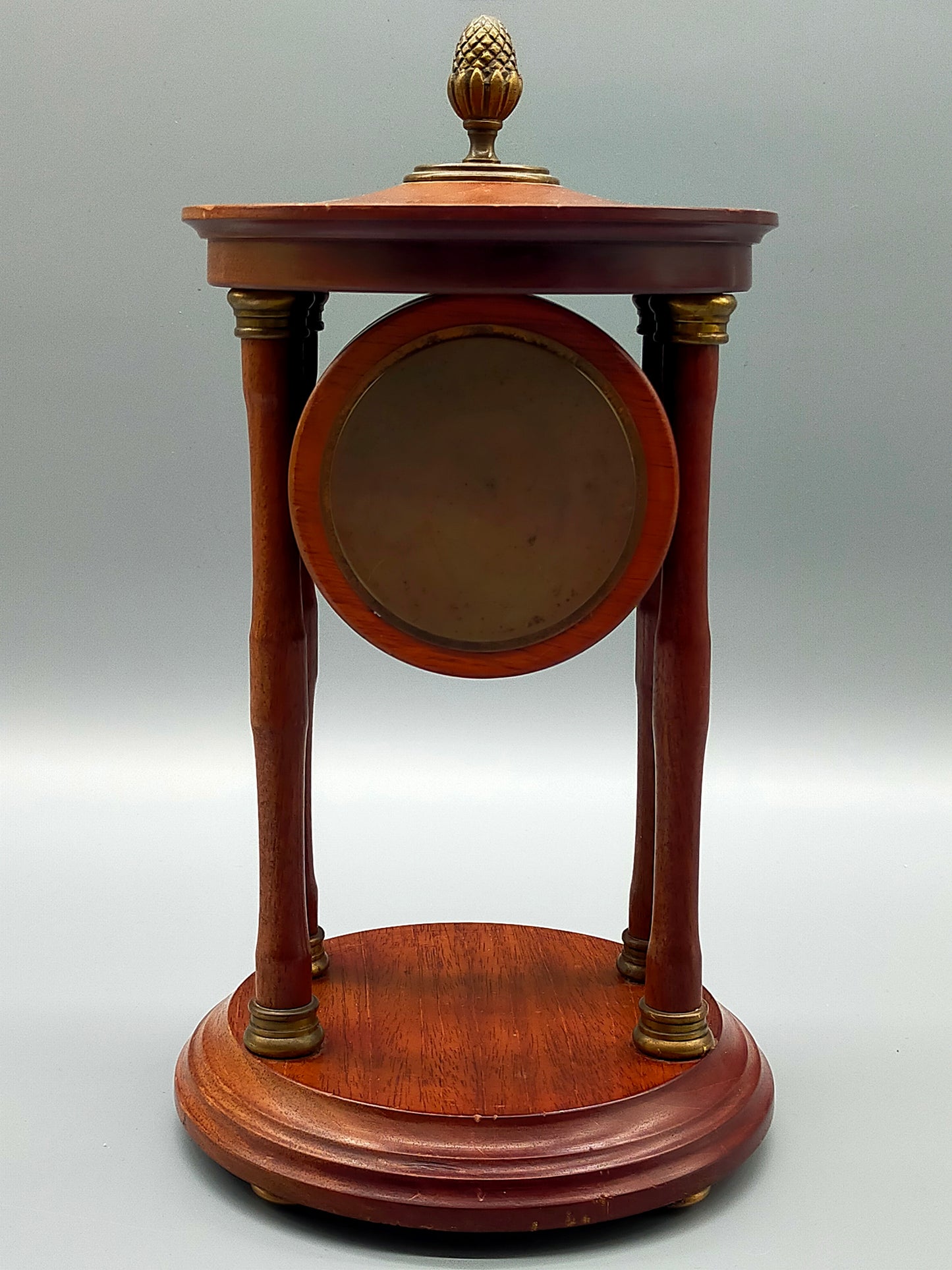 Klassische Antik-Stil Tisch Uhr – Elegantes Holzgehäuse mit Säulen