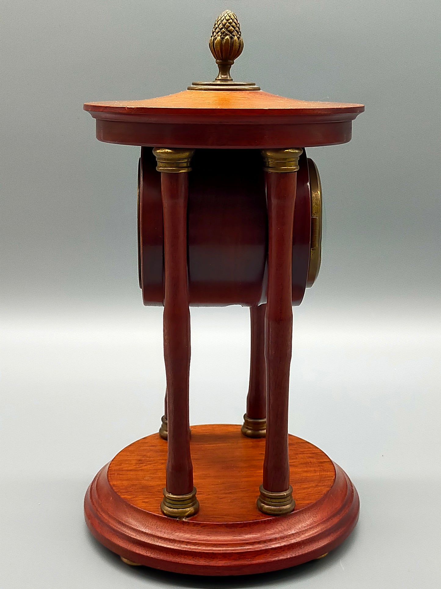 Klassische Antik-Stil Tisch Uhr – Elegantes Holzgehäuse mit Säulen
