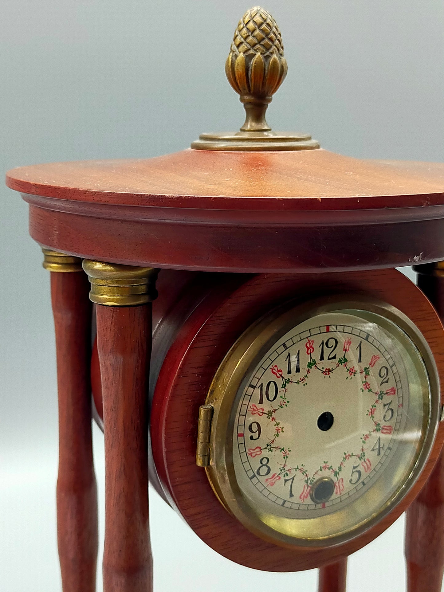 Klassische Antik-Stil Tisch Uhr – Elegantes Holzgehäuse mit Säulen