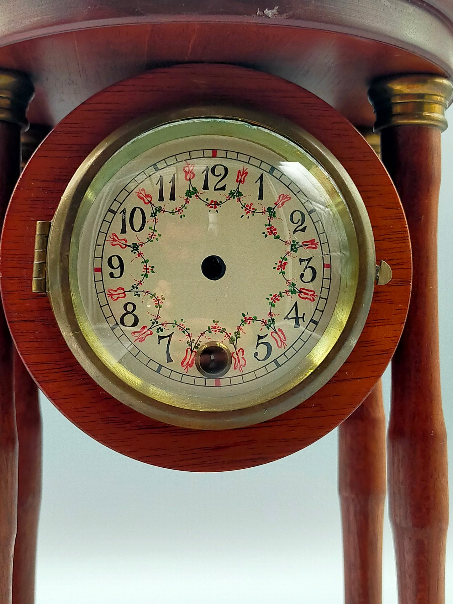Klassische Antik-Stil Tisch Uhr – Elegantes Holzgehäuse mit Säulen