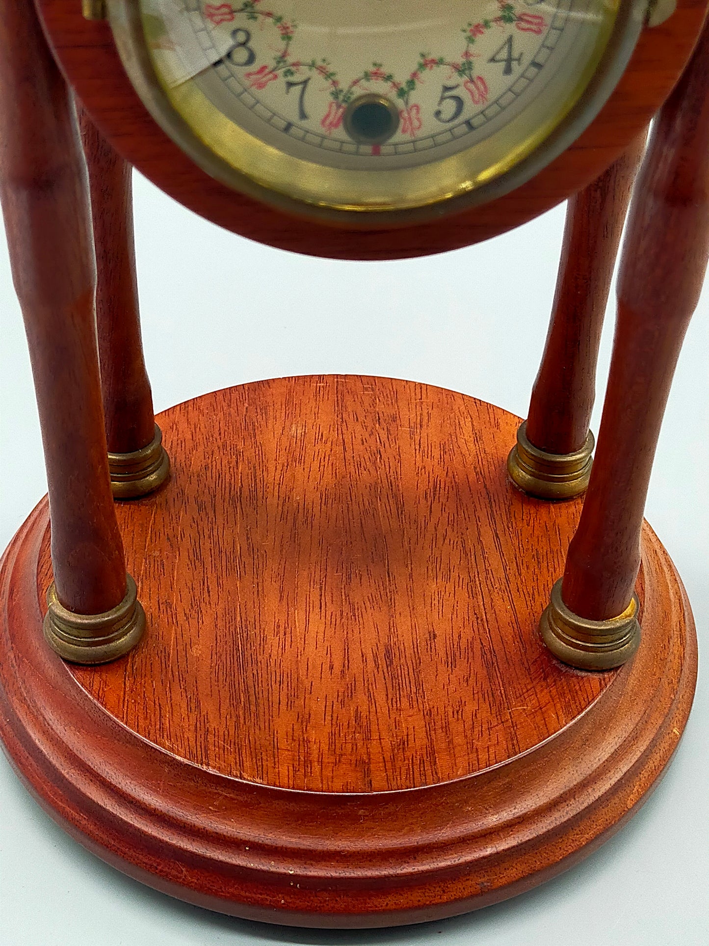 Klassische Antik-Stil Tisch Uhr – Elegantes Holzgehäuse mit Säulen