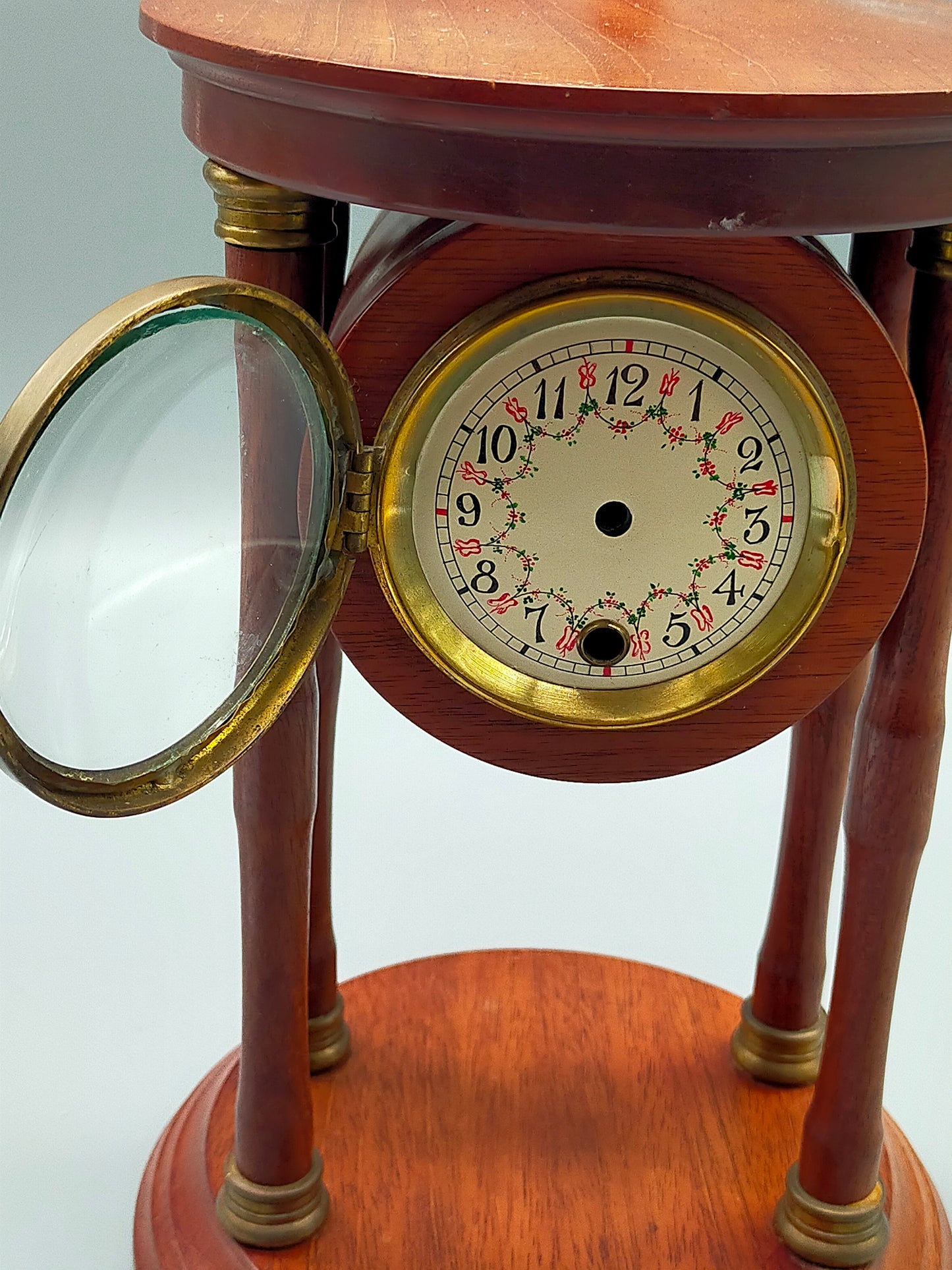 Klassische Antik-Stil Tisch Uhr – Elegantes Holzgehäuse mit Säulen