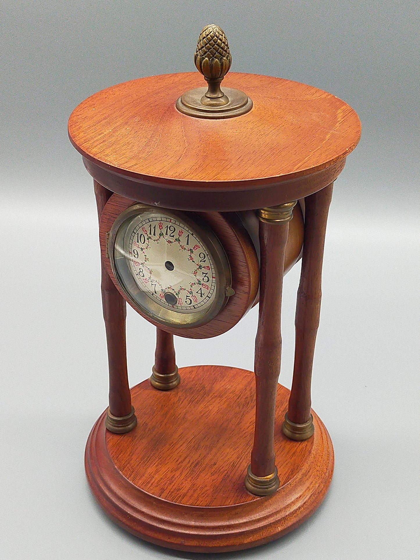 Klassische Antik-Stil Tisch Uhr – Elegantes Holzgehäuse mit Säulen