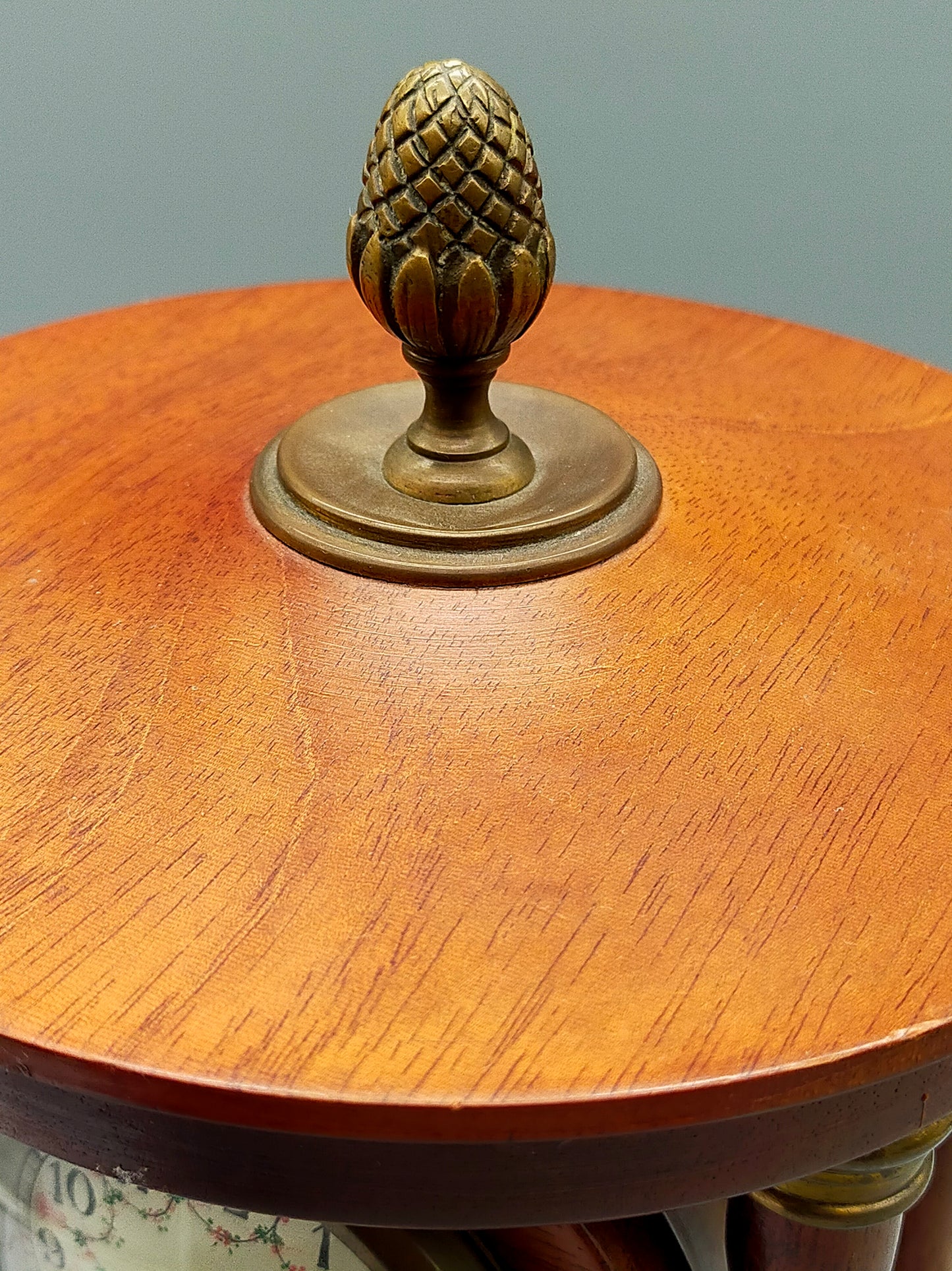 Klassische Antik-Stil Tisch Uhr – Elegantes Holzgehäuse mit Säulen