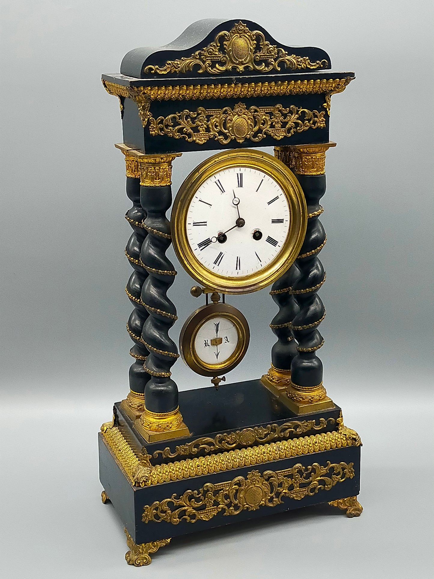 Antike Portaluhr Napoleon – Prunkvolle Säulen Uhr aus Frankreich