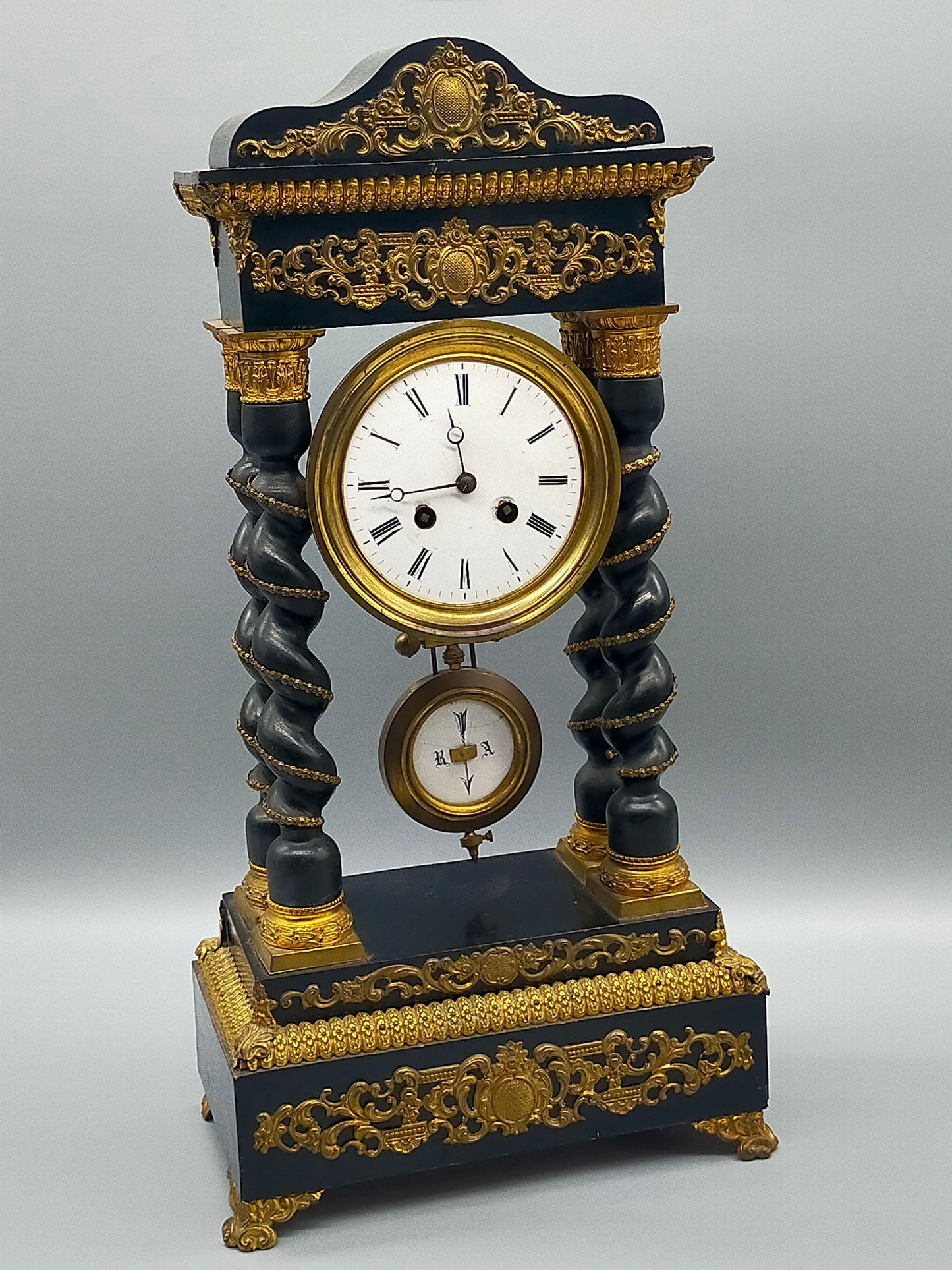 Antike Portaluhr Napoleon – Prunkvolle Säulen Uhr aus Frankreich