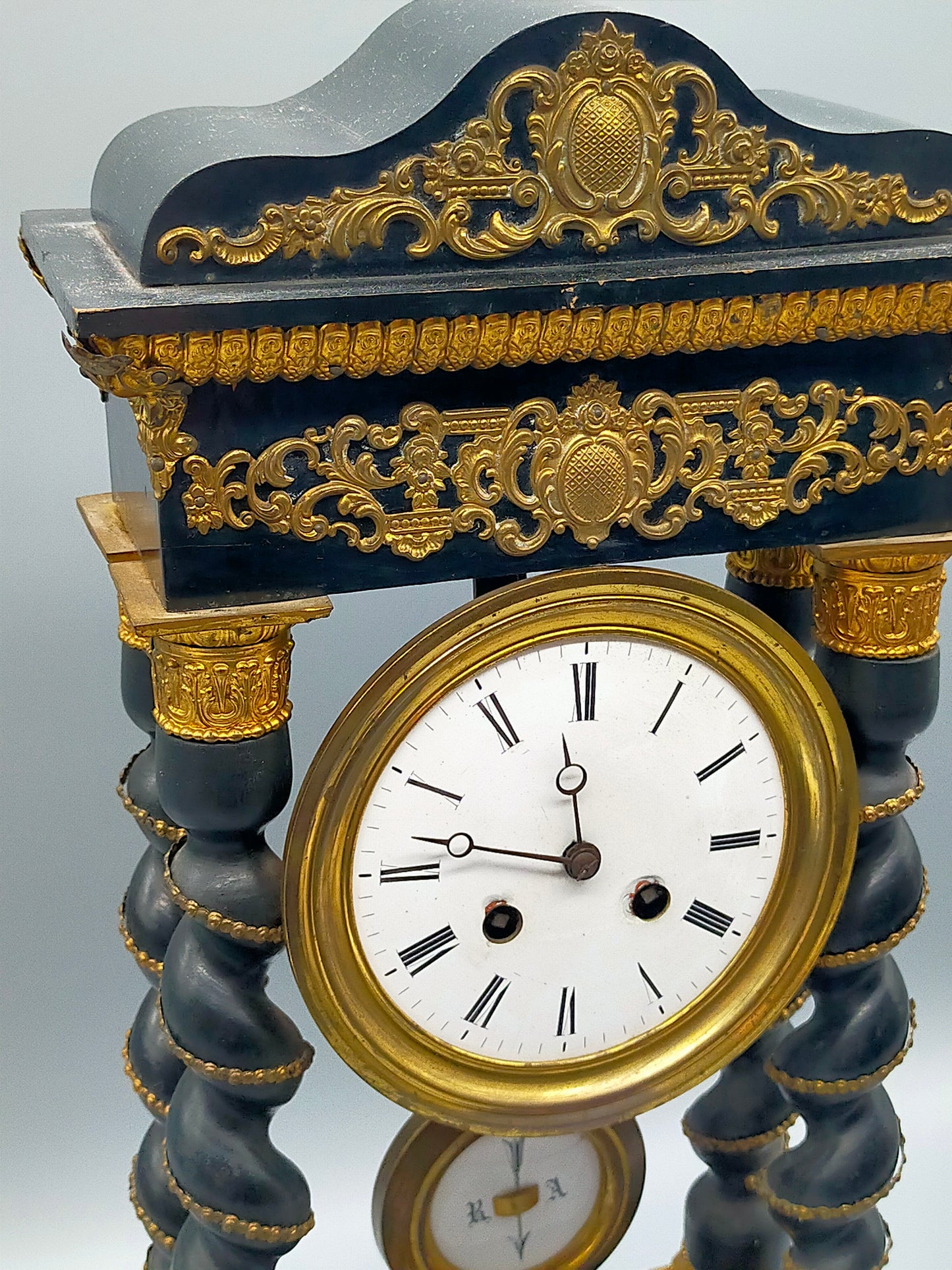 Antike Portaluhr Napoleon – Prunkvolle Säulen Uhr aus Frankreich