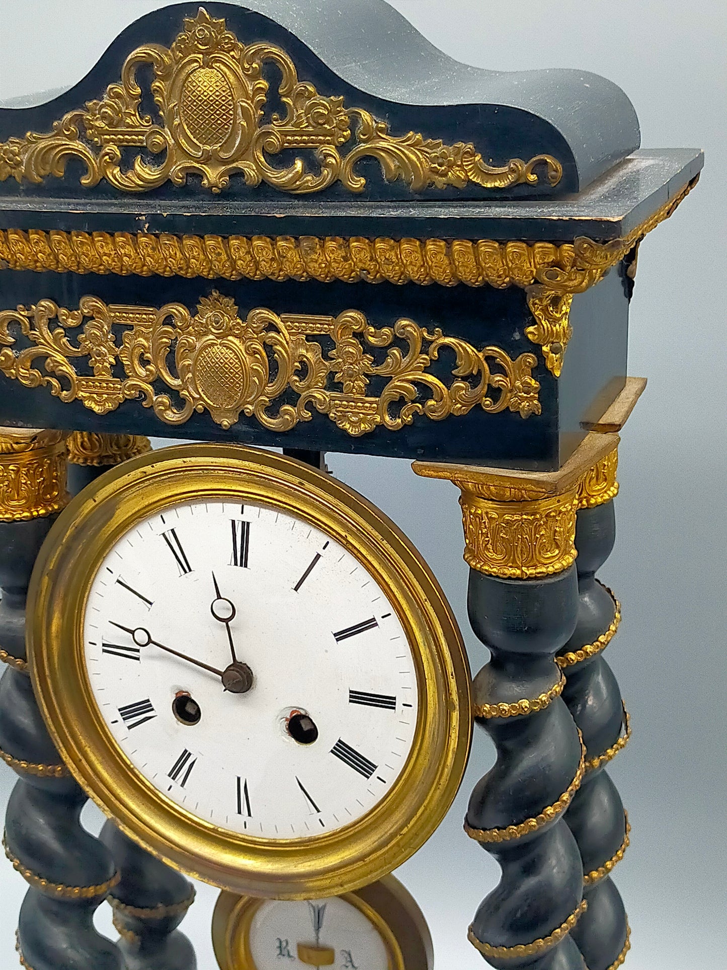 Antike Portaluhr Napoleon – Prunkvolle Säulen Uhr aus Frankreich