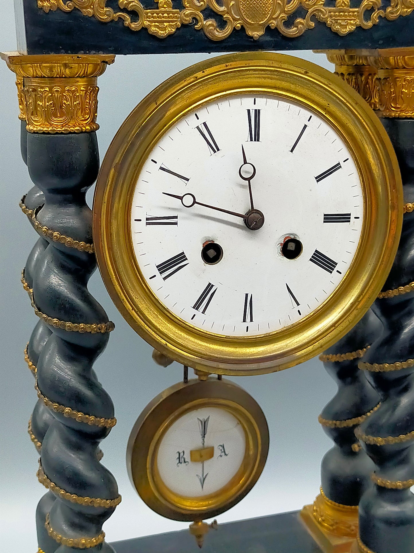 Antike Portaluhr Napoleon – Prunkvolle Säulen Uhr aus Frankreich