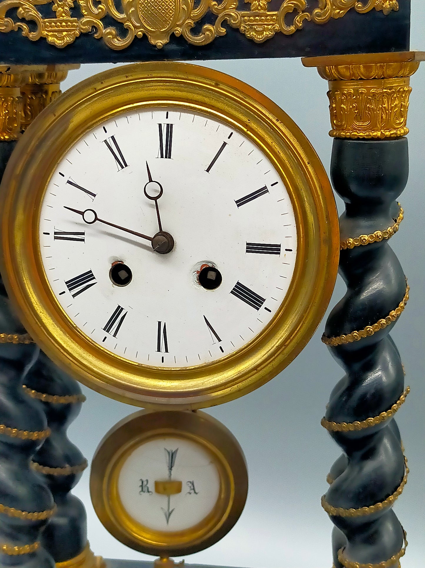 Antike Portaluhr Napoleon – Prunkvolle Säulen Uhr aus Frankreich