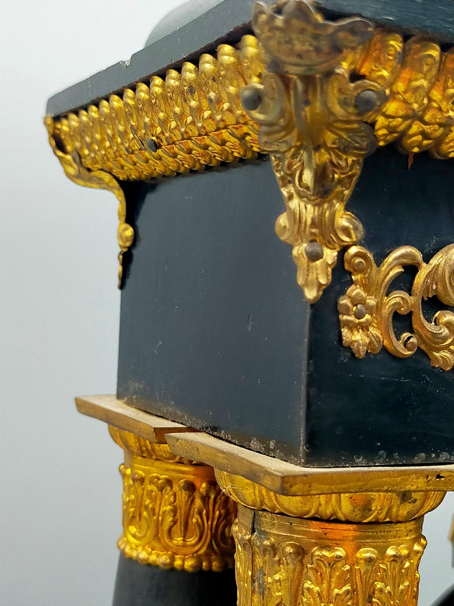 Antike Portaluhr Napoleon – Prunkvolle Säulen Uhr aus Frankreich