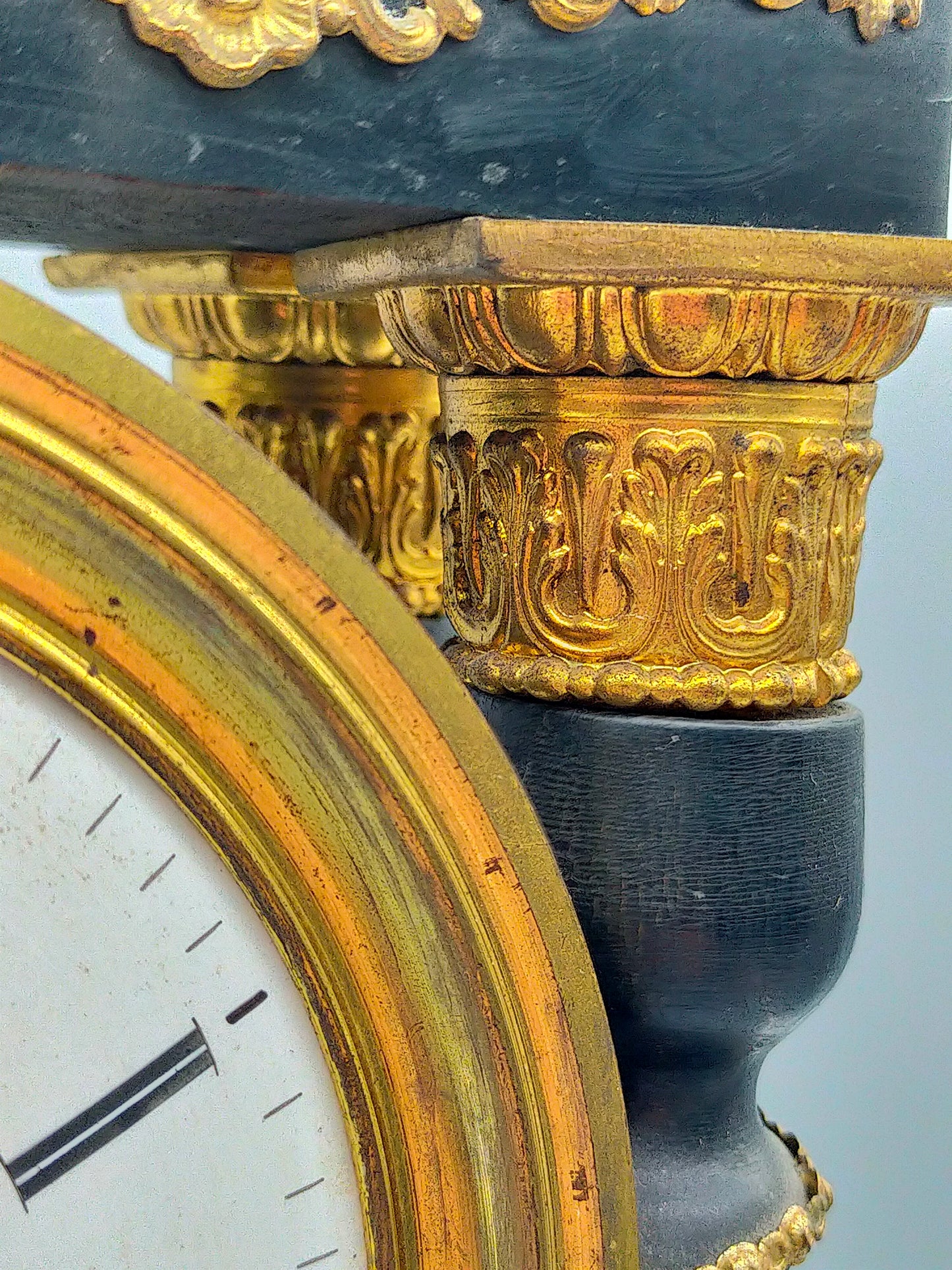 Antike Portaluhr Napoleon – Prunkvolle Säulen Uhr aus Frankreich