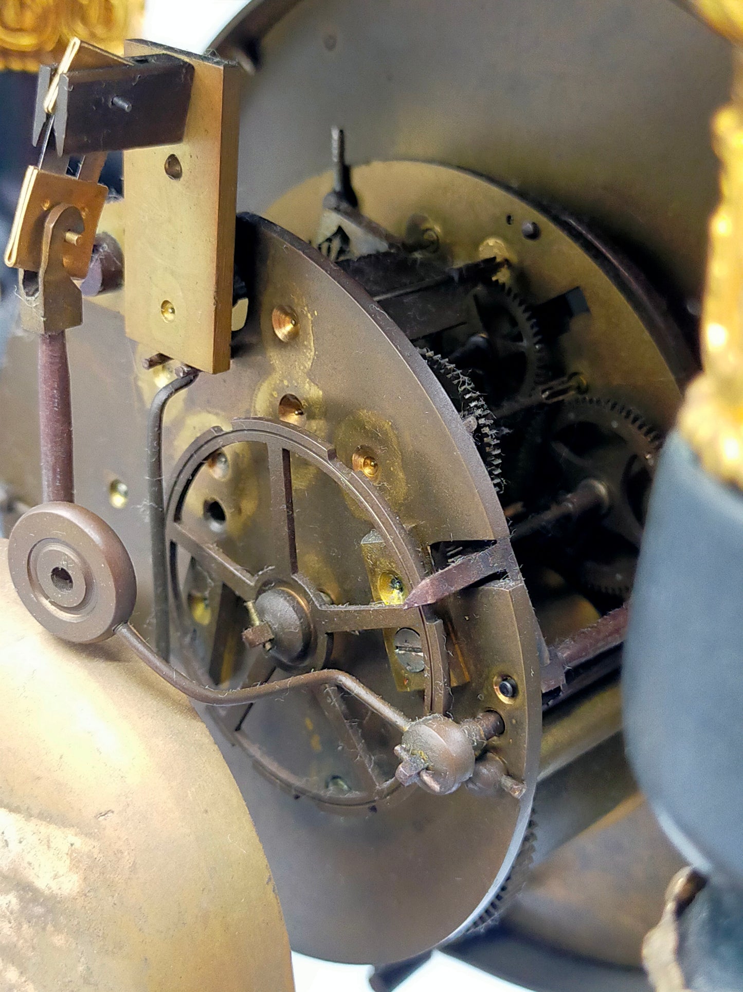 Antike Portaluhr Napoleon – Prunkvolle Säulen Uhr aus Frankreich