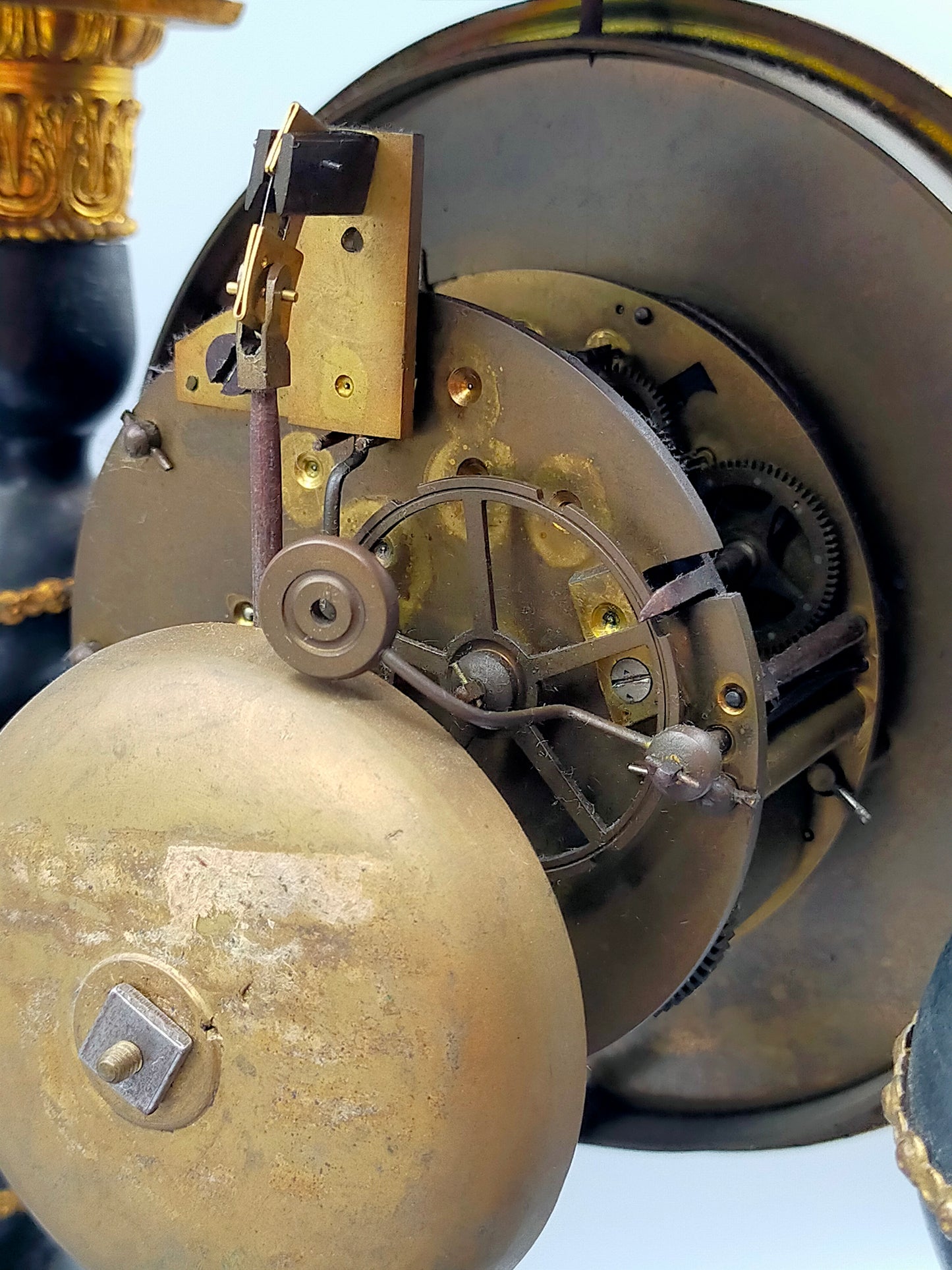 Antike Portaluhr Napoleon – Prunkvolle Säulen Uhr aus Frankreich