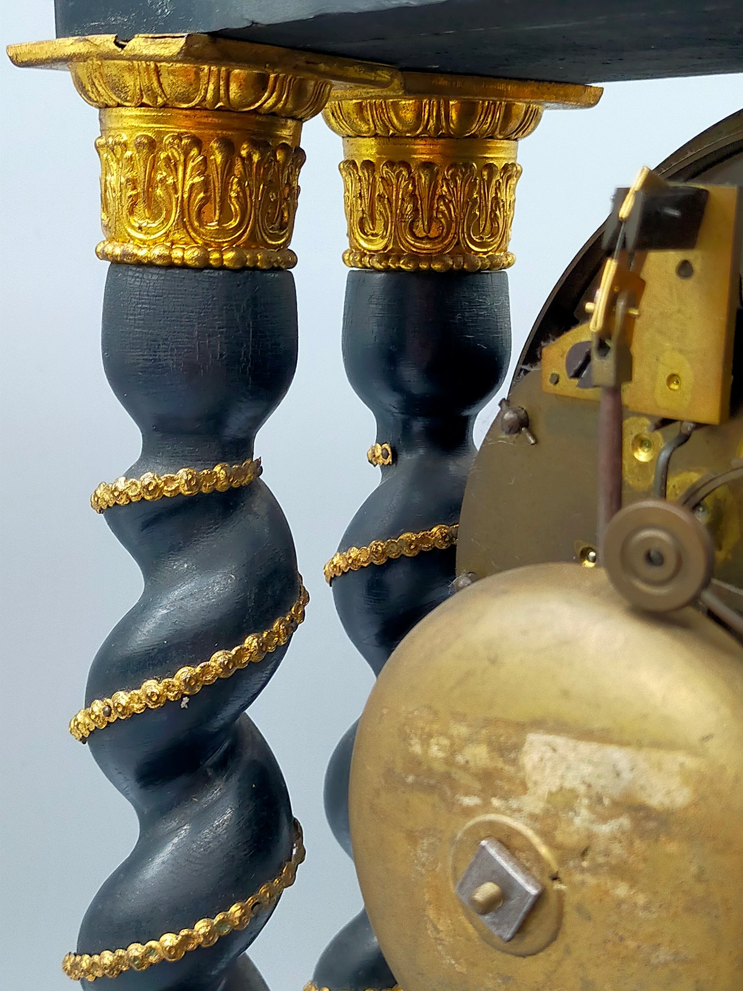 Antike Portaluhr Napoleon – Prunkvolle Säulen Uhr aus Frankreich