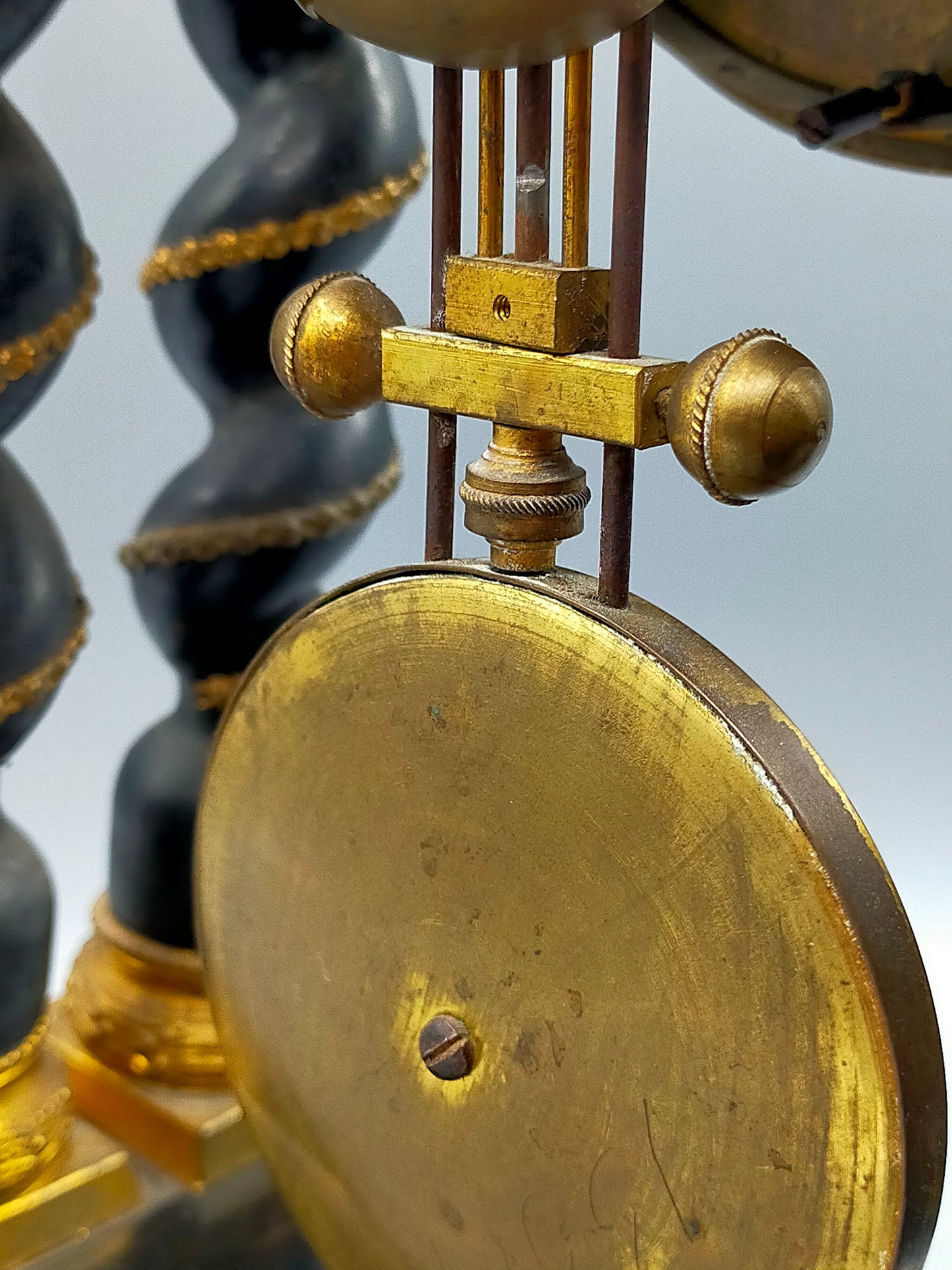 Antike Portaluhr Napoleon – Prunkvolle Säulen Uhr aus Frankreich