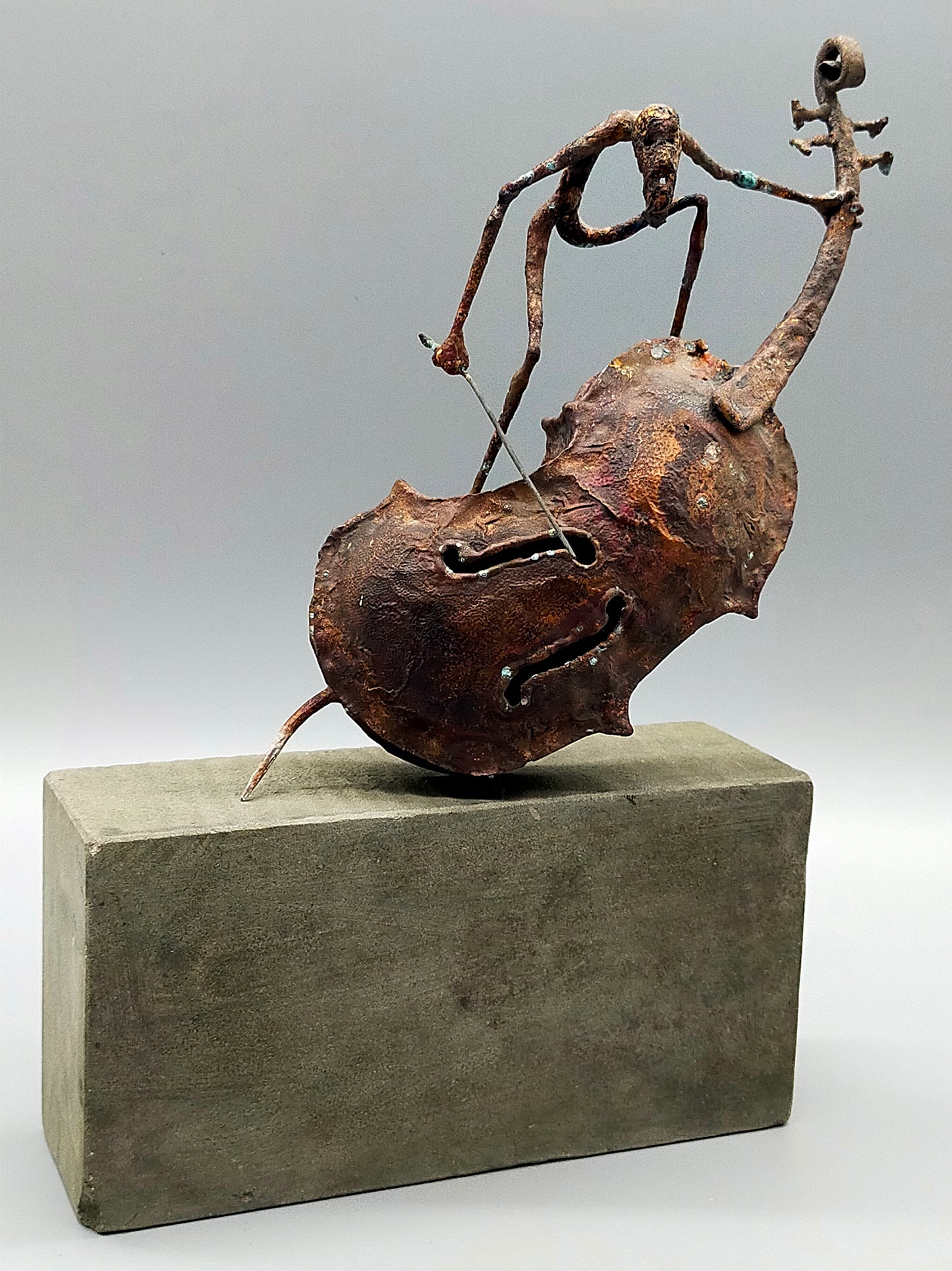 Rustikale Kupfer Skulptur – Expressiver Violoncellist auf Steinsockel