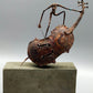 Rustikale Kupfer Skulptur – Expressiver Violoncellist auf Steinsockel