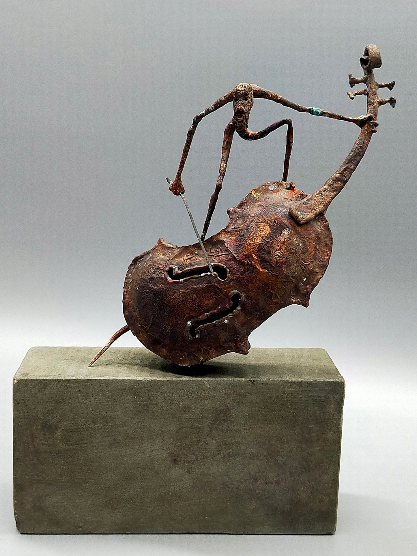 Rustikale Kupfer Skulptur – Expressiver Violoncellist auf Steinsockel