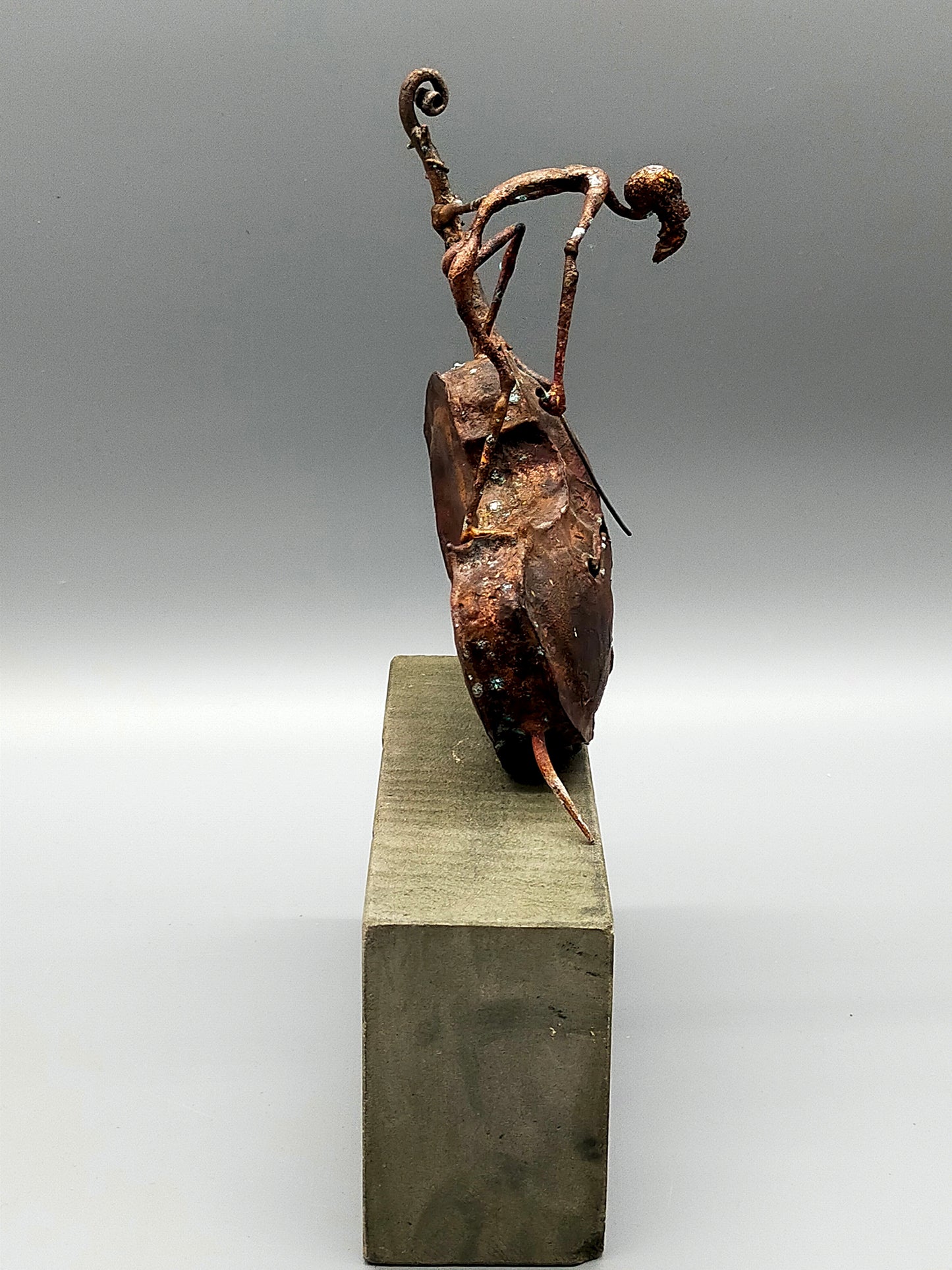 Rustikale Kupfer Skulptur – Expressiver Violoncellist auf Steinsockel