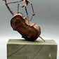 Rustikale Kupfer Skulptur – Expressiver Violoncellist auf Steinsockel