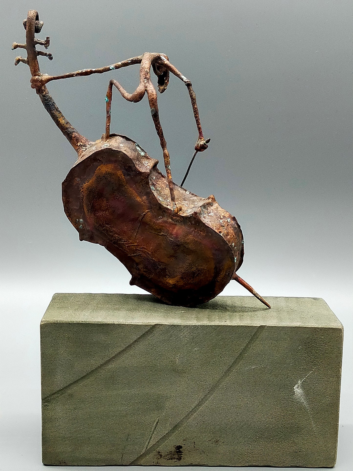 Rustikale Kupfer Skulptur – Expressiver Violoncellist auf Steinsockel