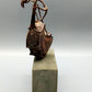Rustikale Kupfer Skulptur – Expressiver Violoncellist auf Steinsockel
