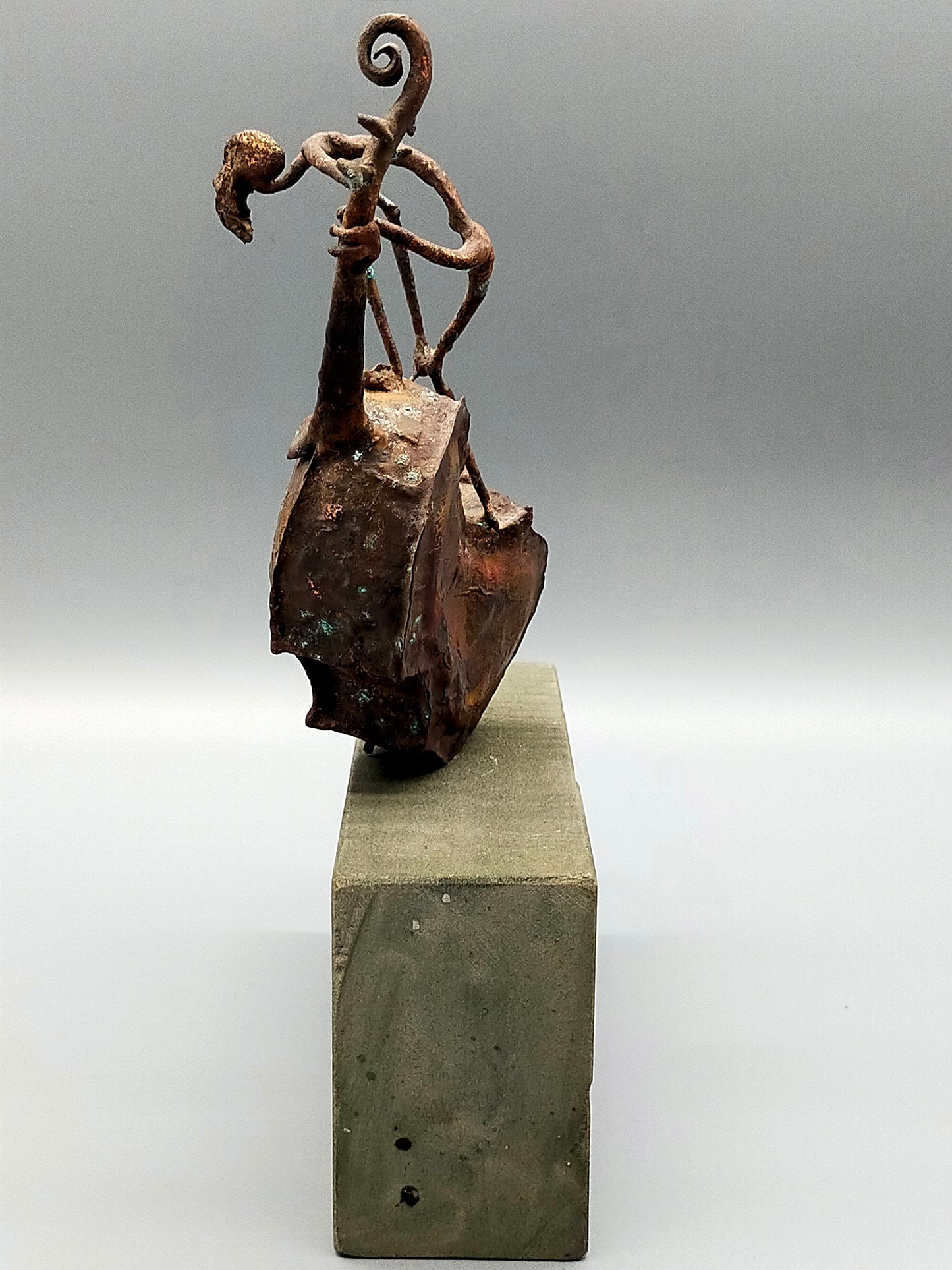 Rustikale Kupfer Skulptur – Expressiver Violoncellist auf Steinsockel