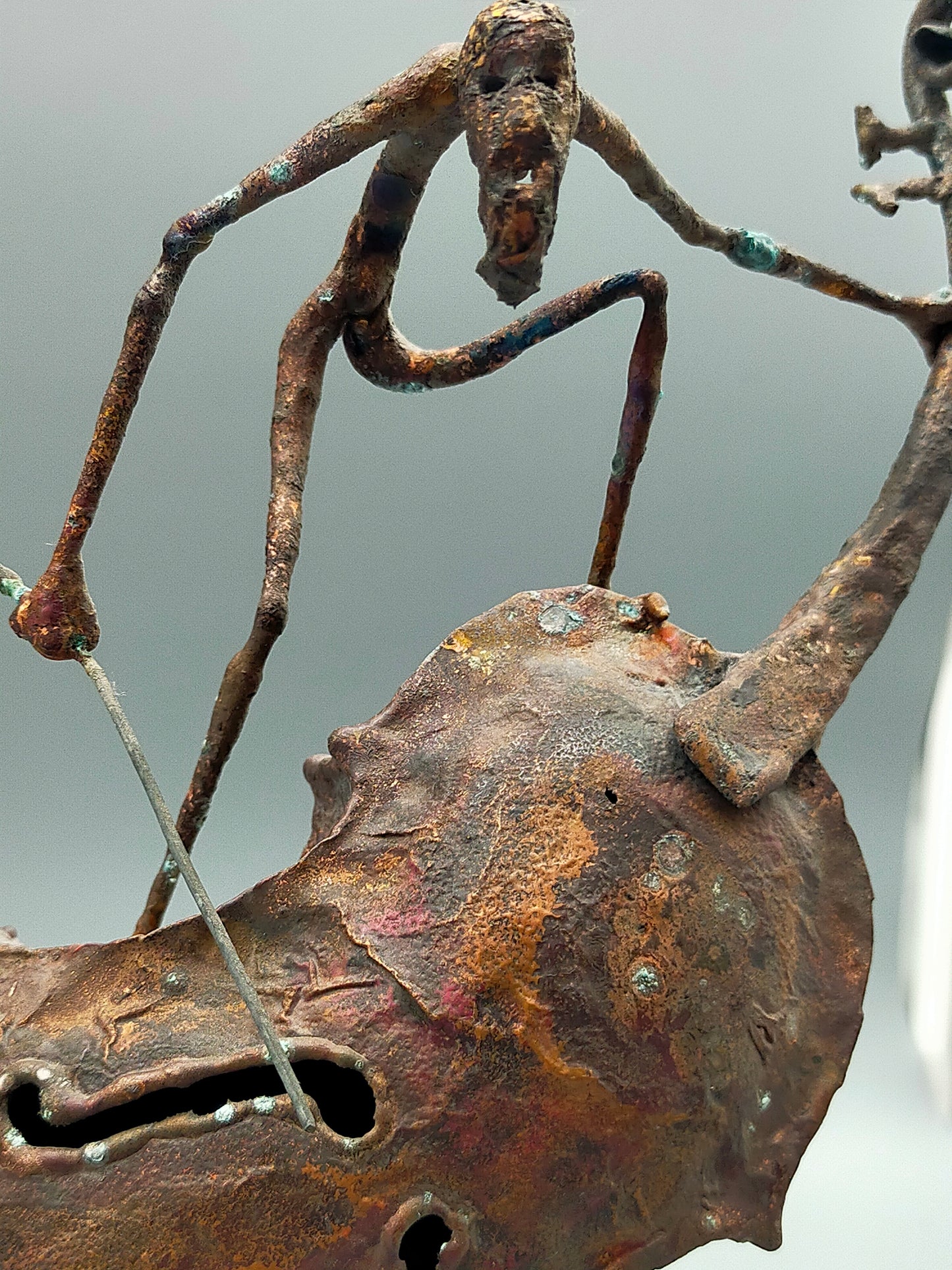Rustikale Kupfer Skulptur – Expressiver Violoncellist auf Steinsockel