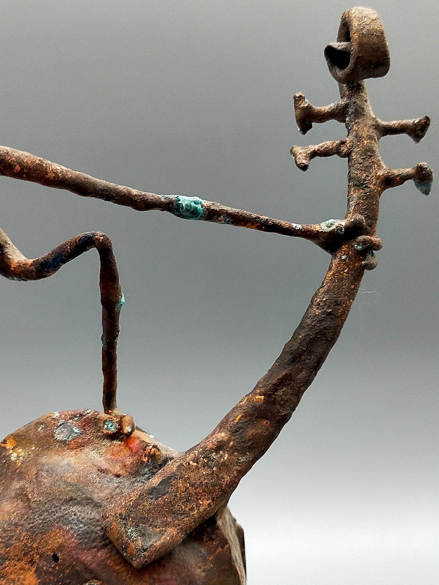 Rustikale Kupfer Skulptur – Expressiver Violoncellist auf Steinsockel