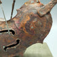 Rustikale Kupfer Skulptur – Expressiver Violoncellist auf Steinsockel