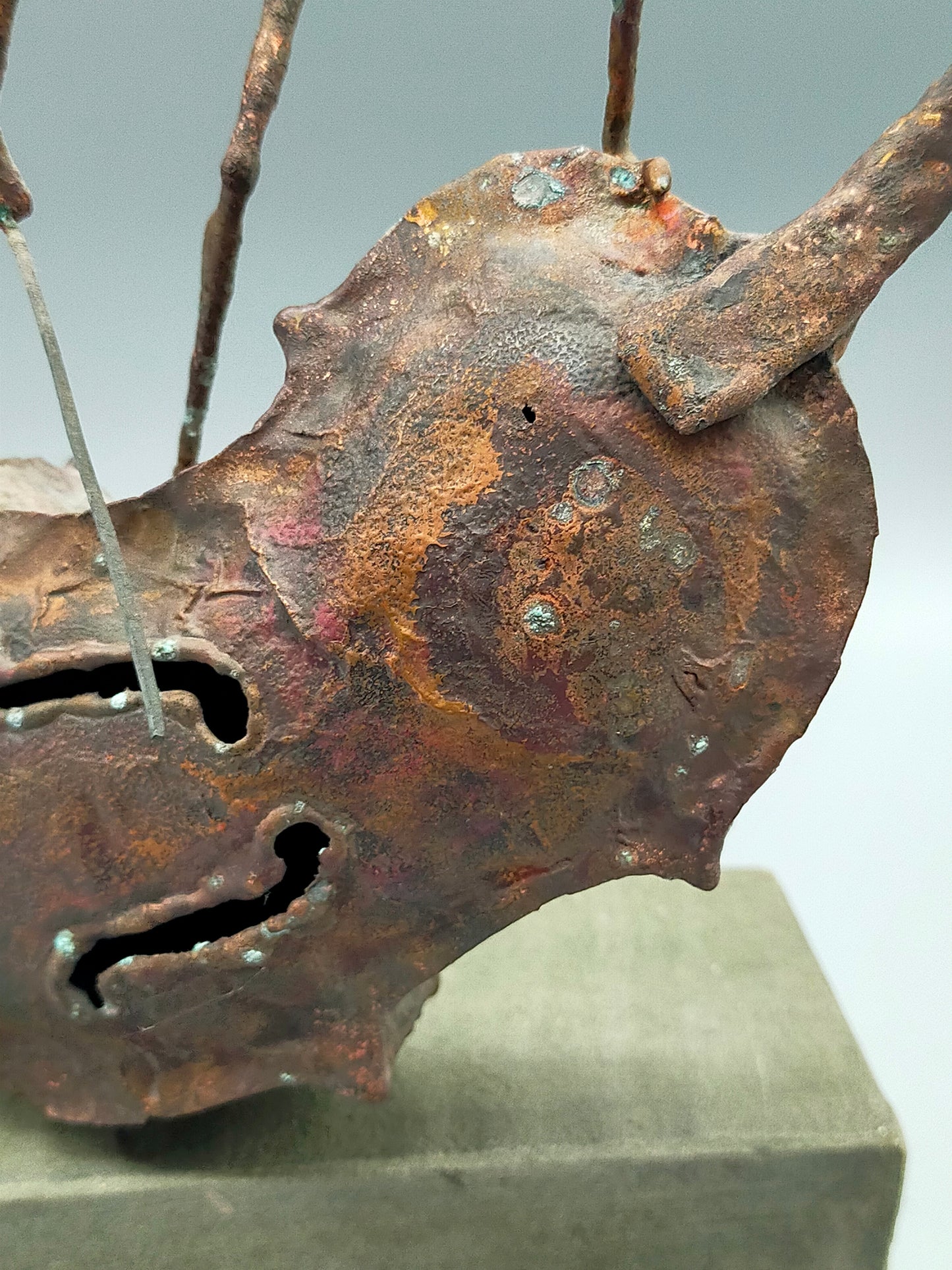 Rustikale Kupfer Skulptur – Expressiver Violoncellist auf Steinsockel