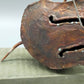 Rustikale Kupfer Skulptur – Expressiver Violoncellist auf Steinsockel