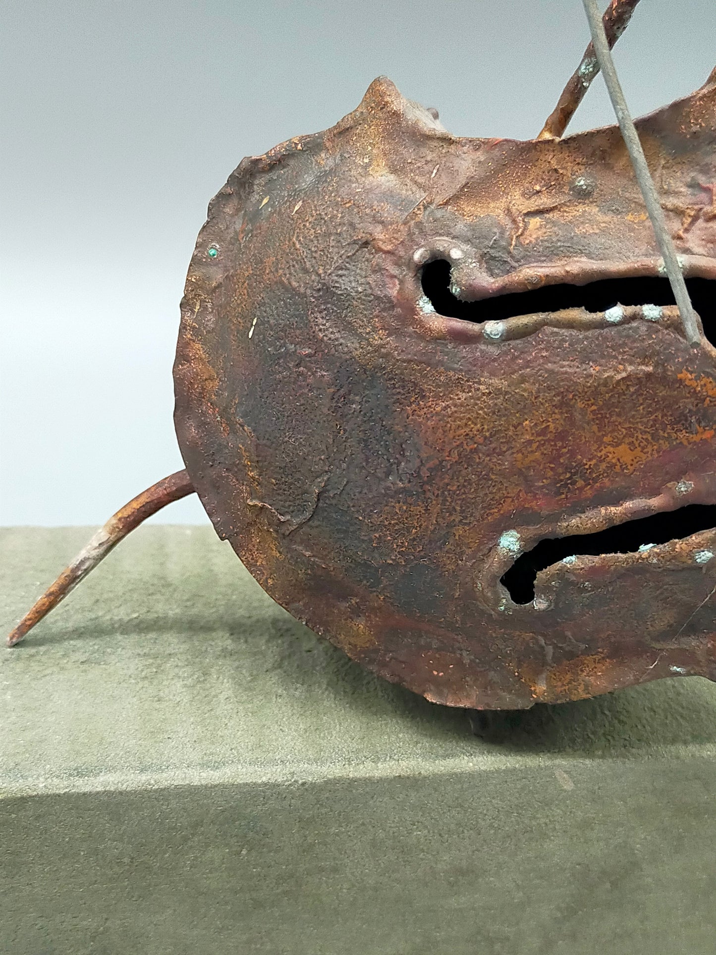 Rustikale Kupfer Skulptur – Expressiver Violoncellist auf Steinsockel